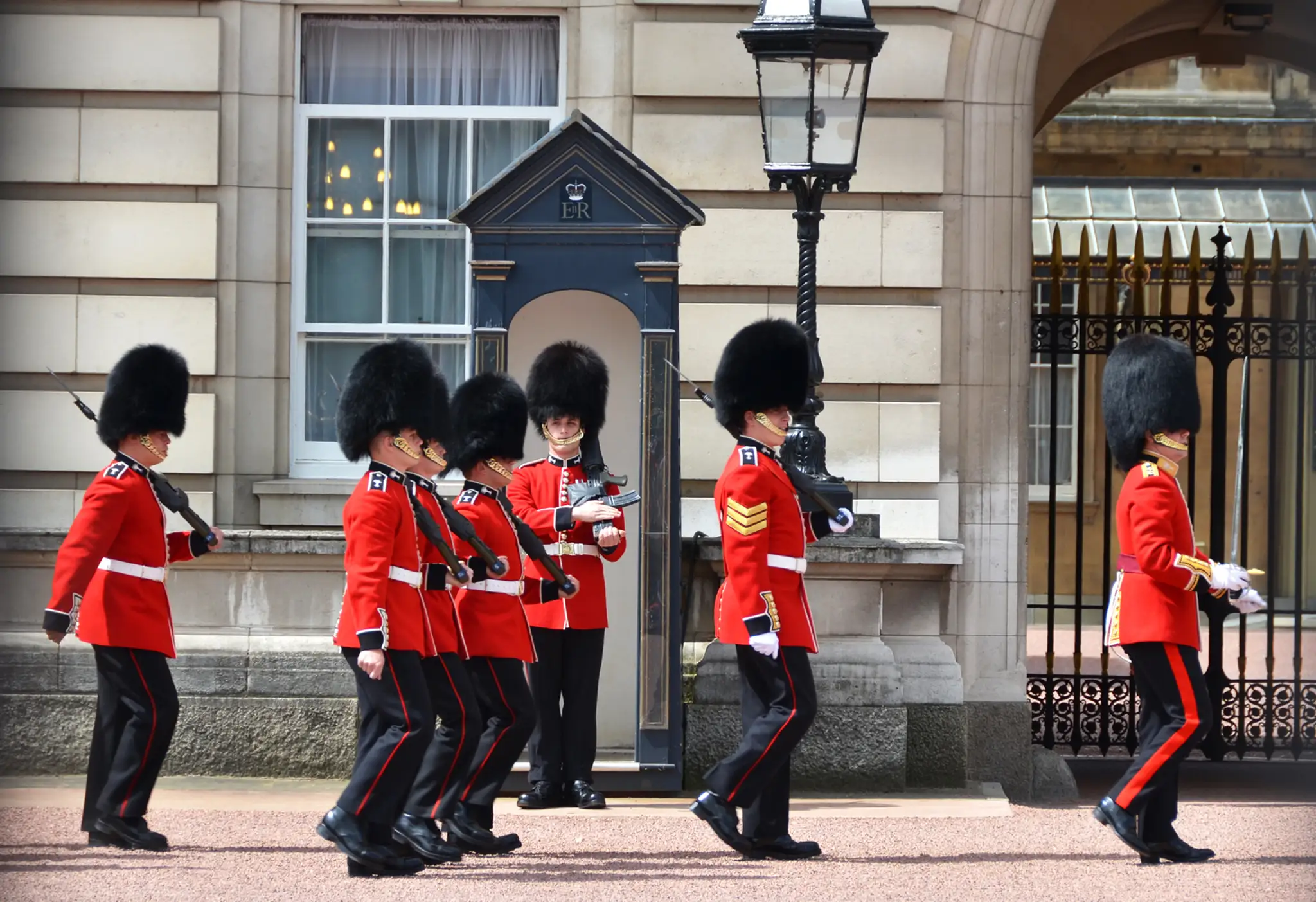 Zmena stráží pred Buckinghamským palácom.