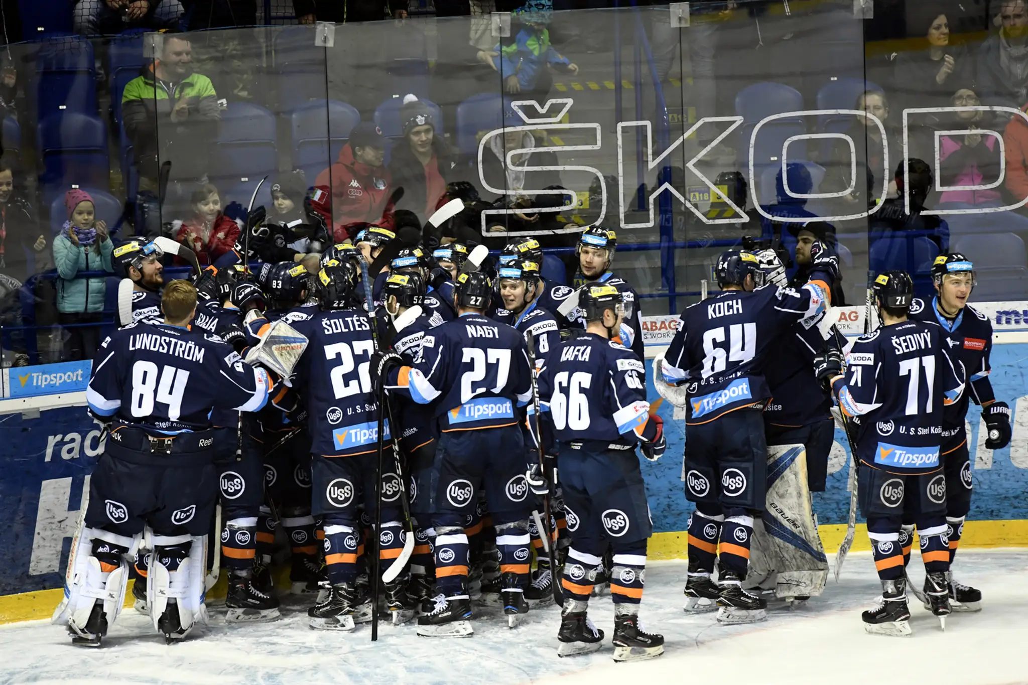 Na snímke radosť hráčov Košíc po víťazstve 32 po predĺžení v treťom zápase štvrťfinále play off  hokejovej Tipsport Ligy.