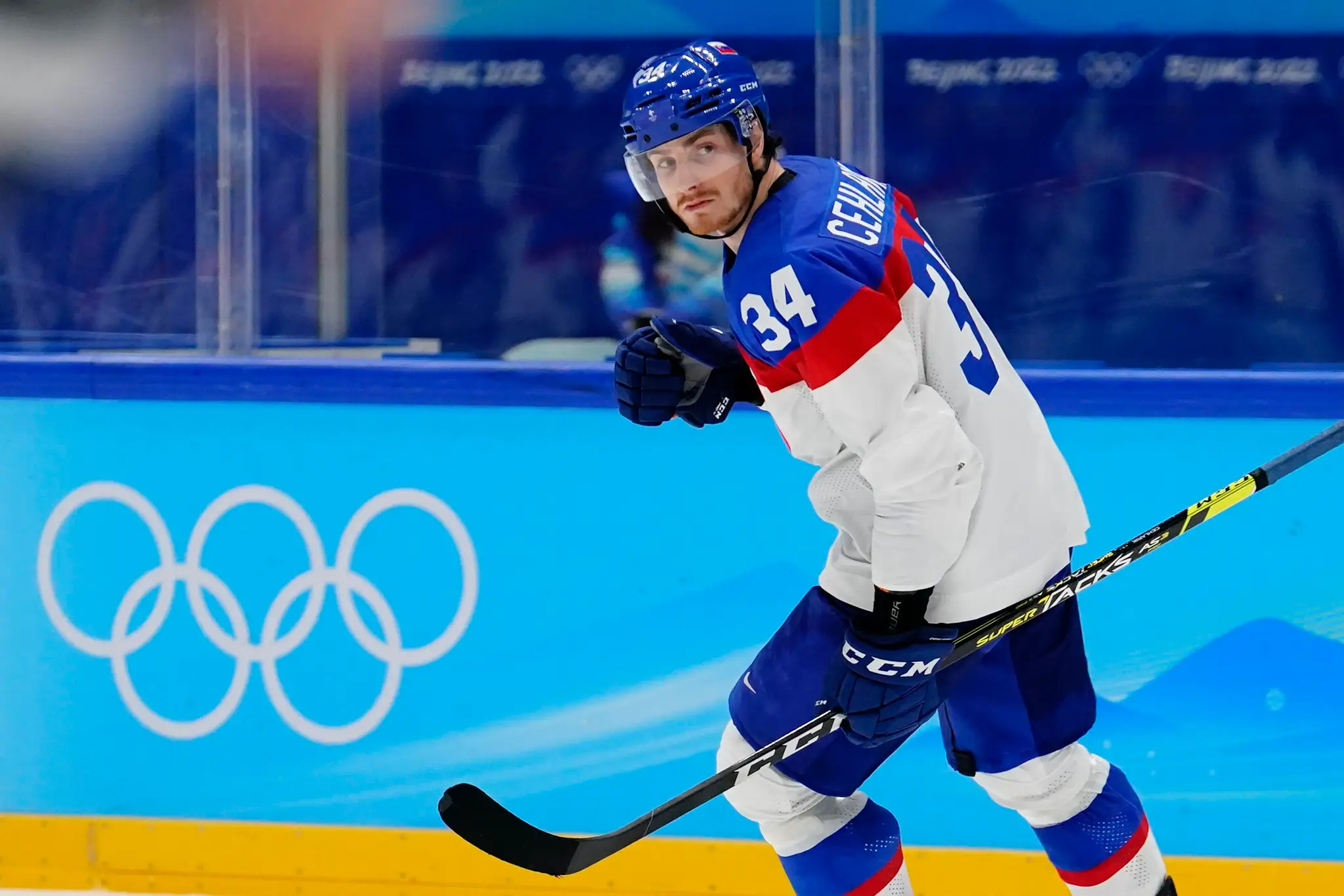 Peter Cehlárik oslavuje rozhodujúci nájazd vo štvrťfinále ZOH 2022 nad USA.