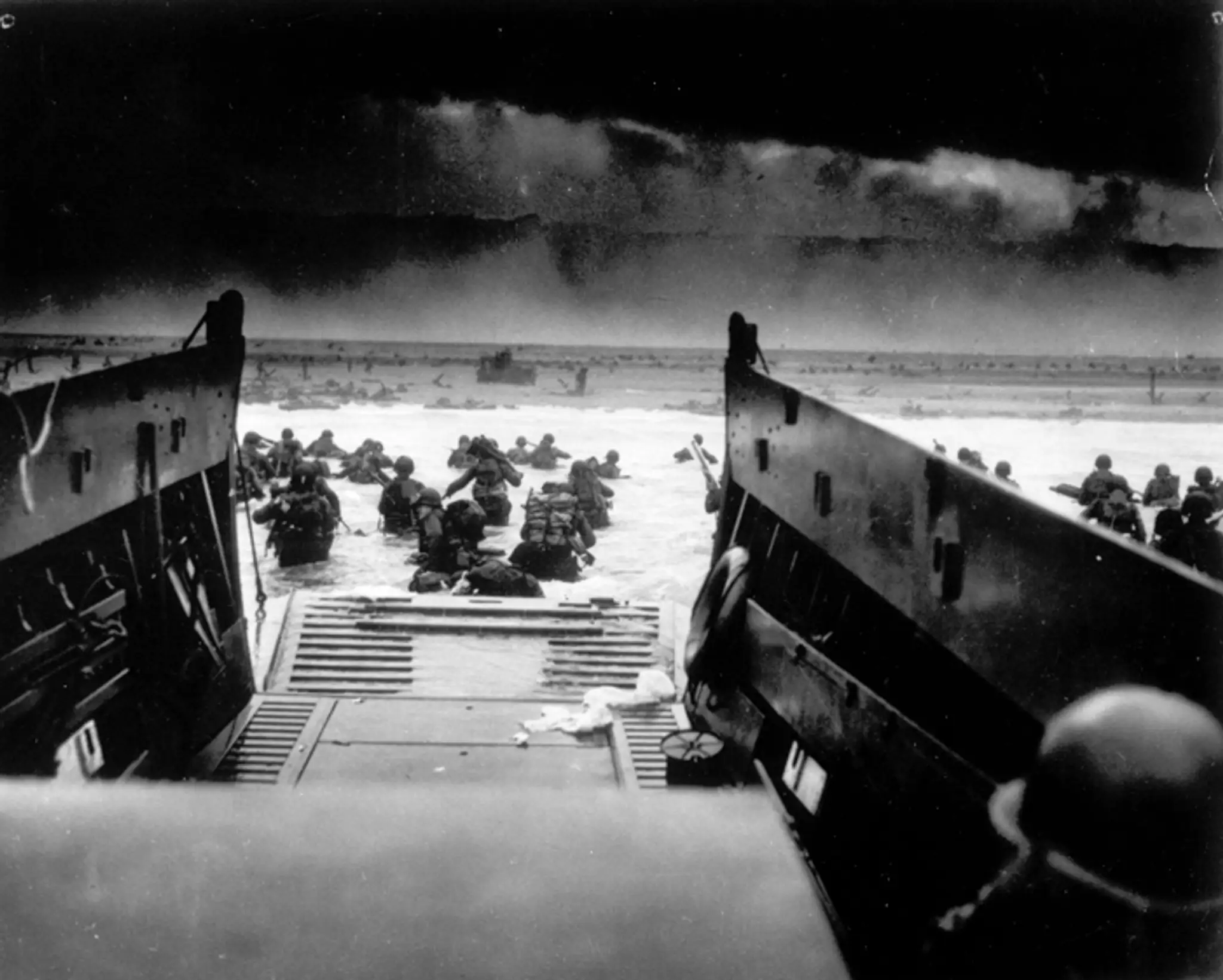 Generál Dwight D. Eisenhower dáva rozkaz dňa "Úplné víťazstvo - nič iné" polovojenských oddielov v Anglicku.