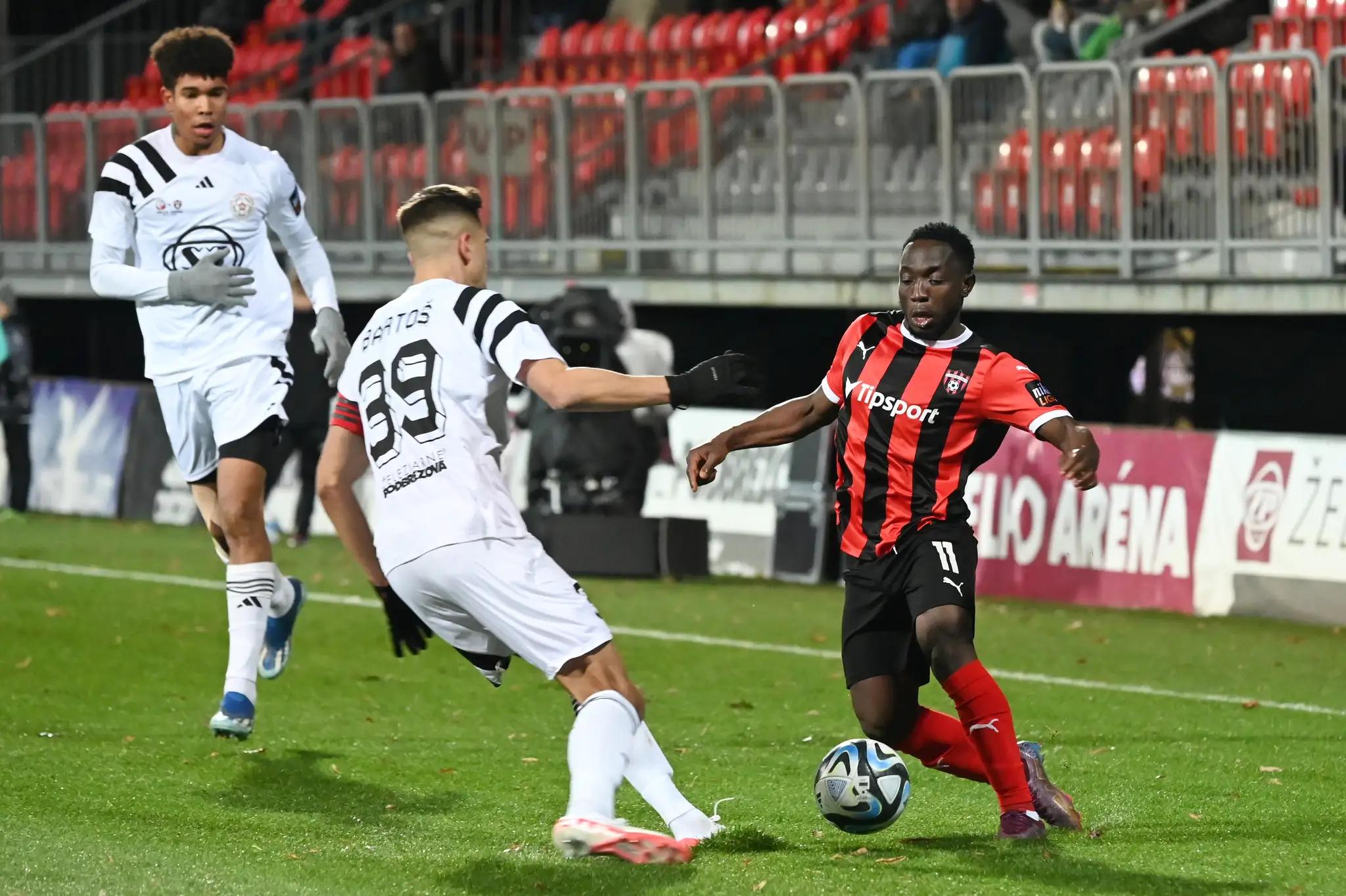 Zľava hráč Podbrezovej Christophe Kabongo, kapitán Podbrezovej Marek Bartoš a hráč Trnavy Philip Azango v 15. kole Niké ligy.