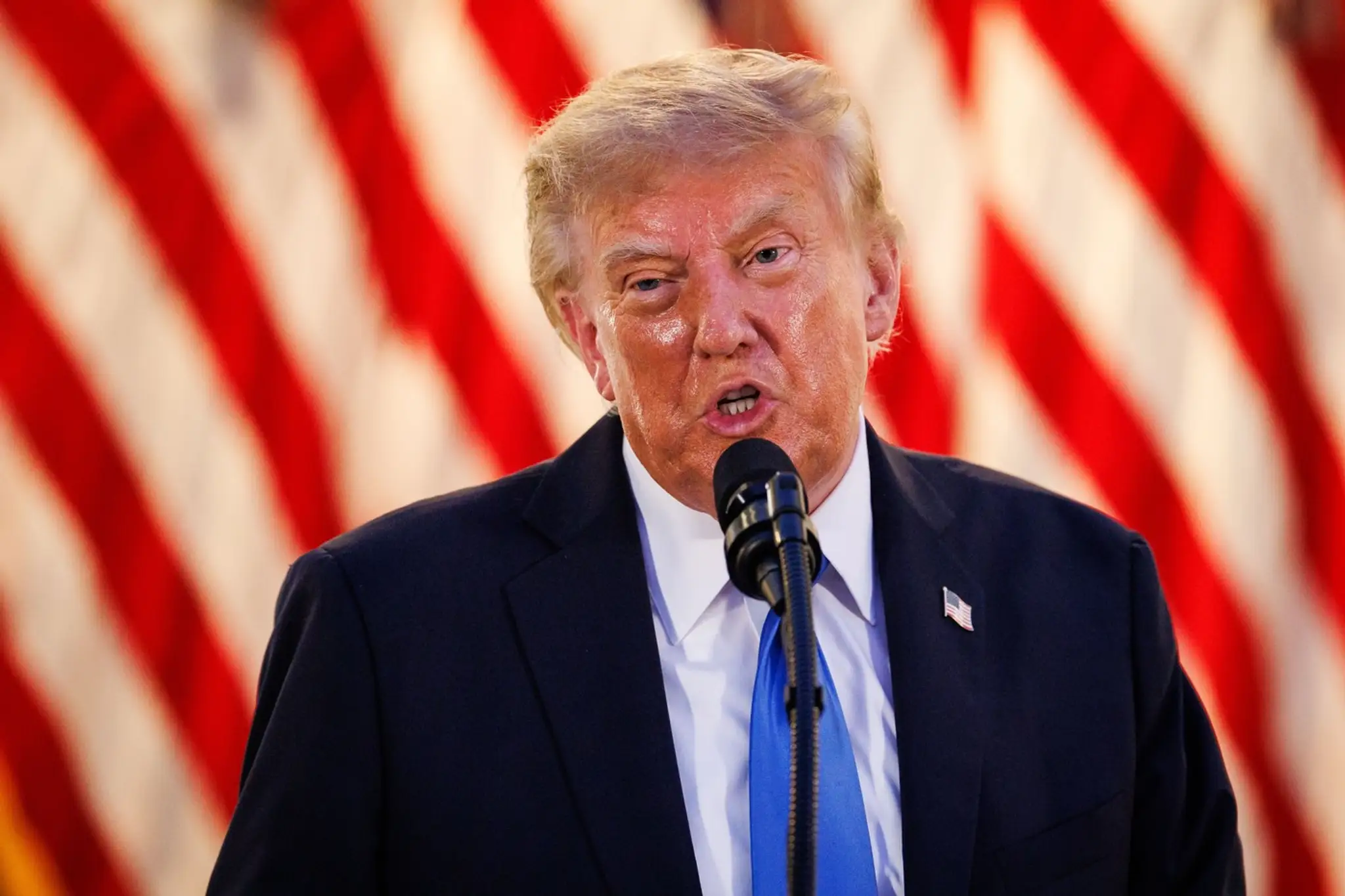 Donald Trump priznal, že sa líči sám.