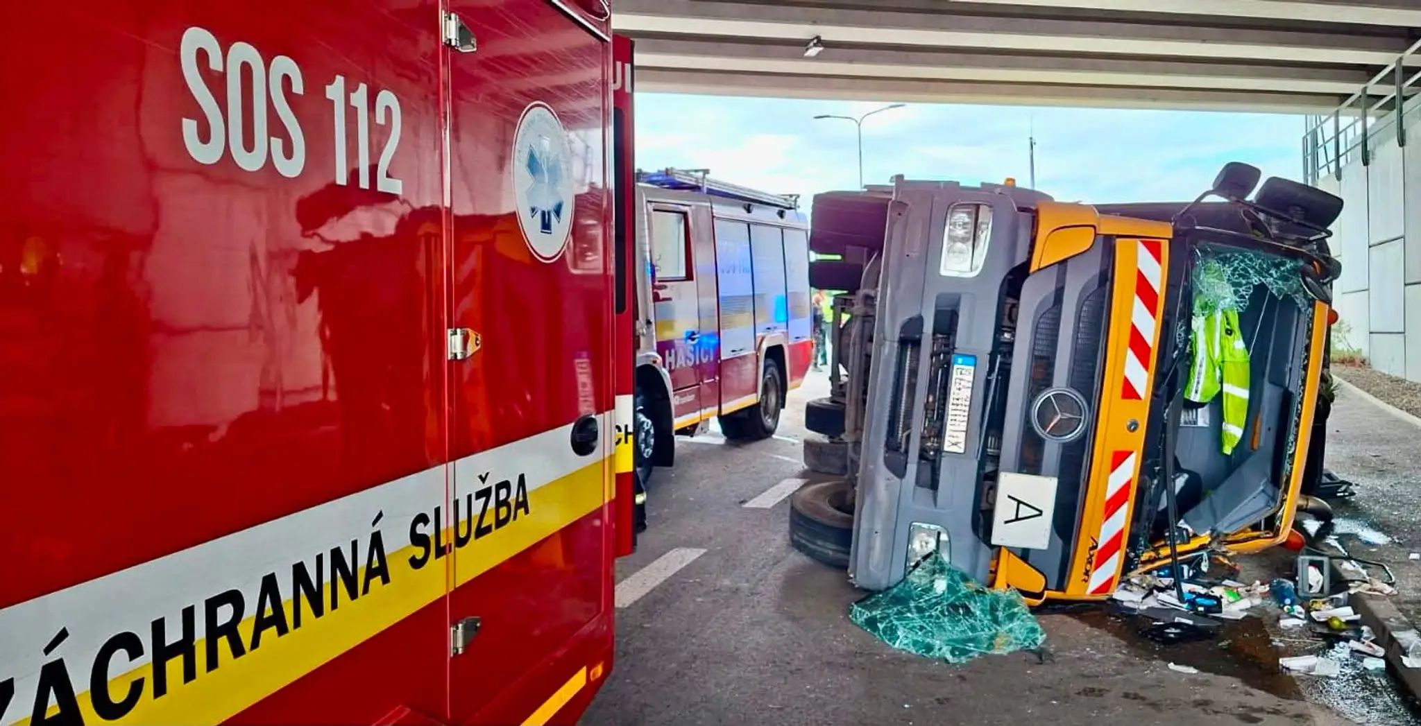 Prevrátené smetiarske auto v Bratislave.