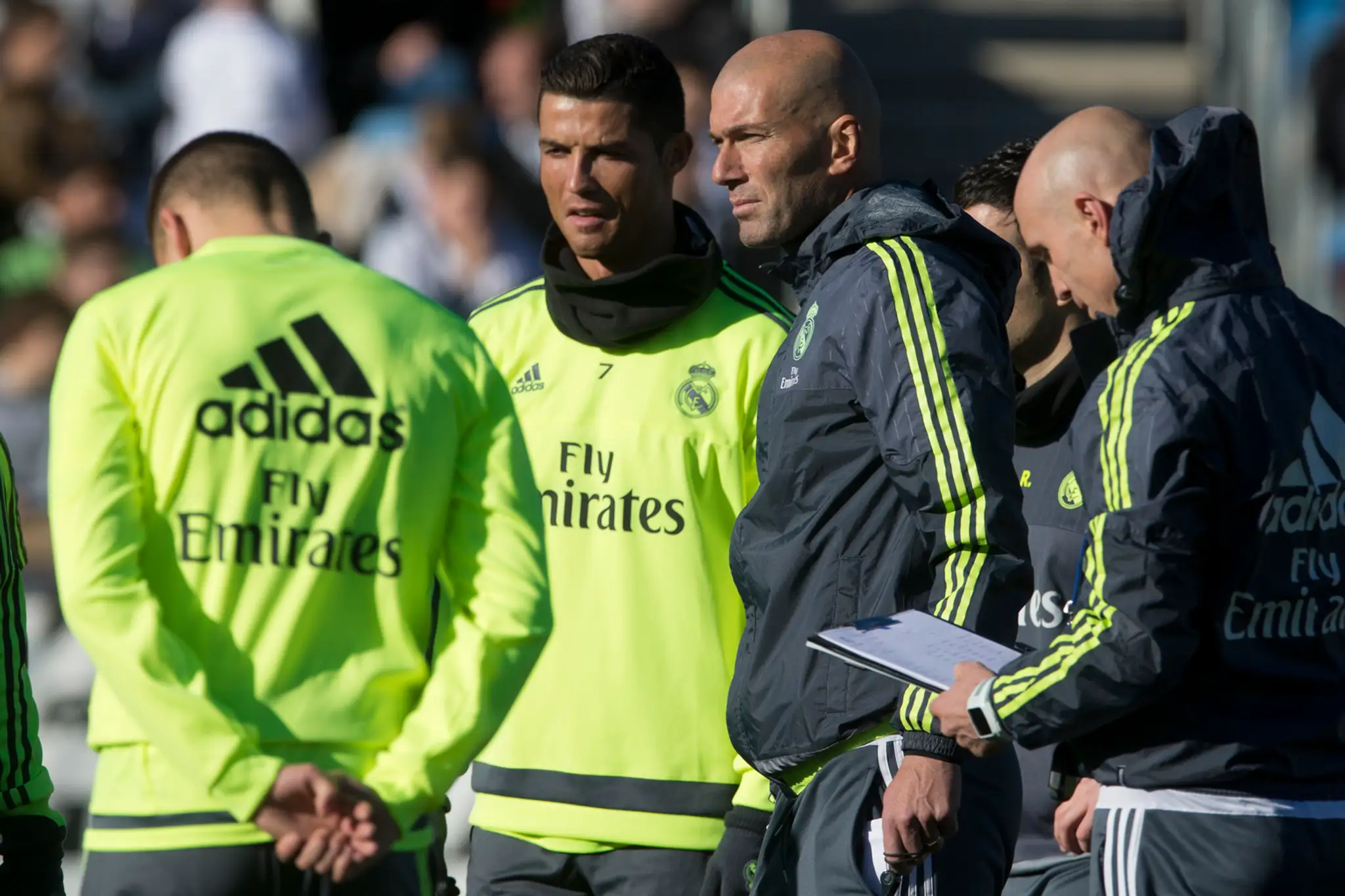 Nový tréner Realu Madrid Zinedine Zidane stojí vedľa Cristiana Ronalda počas jeho prvého tréningu 5. januára 