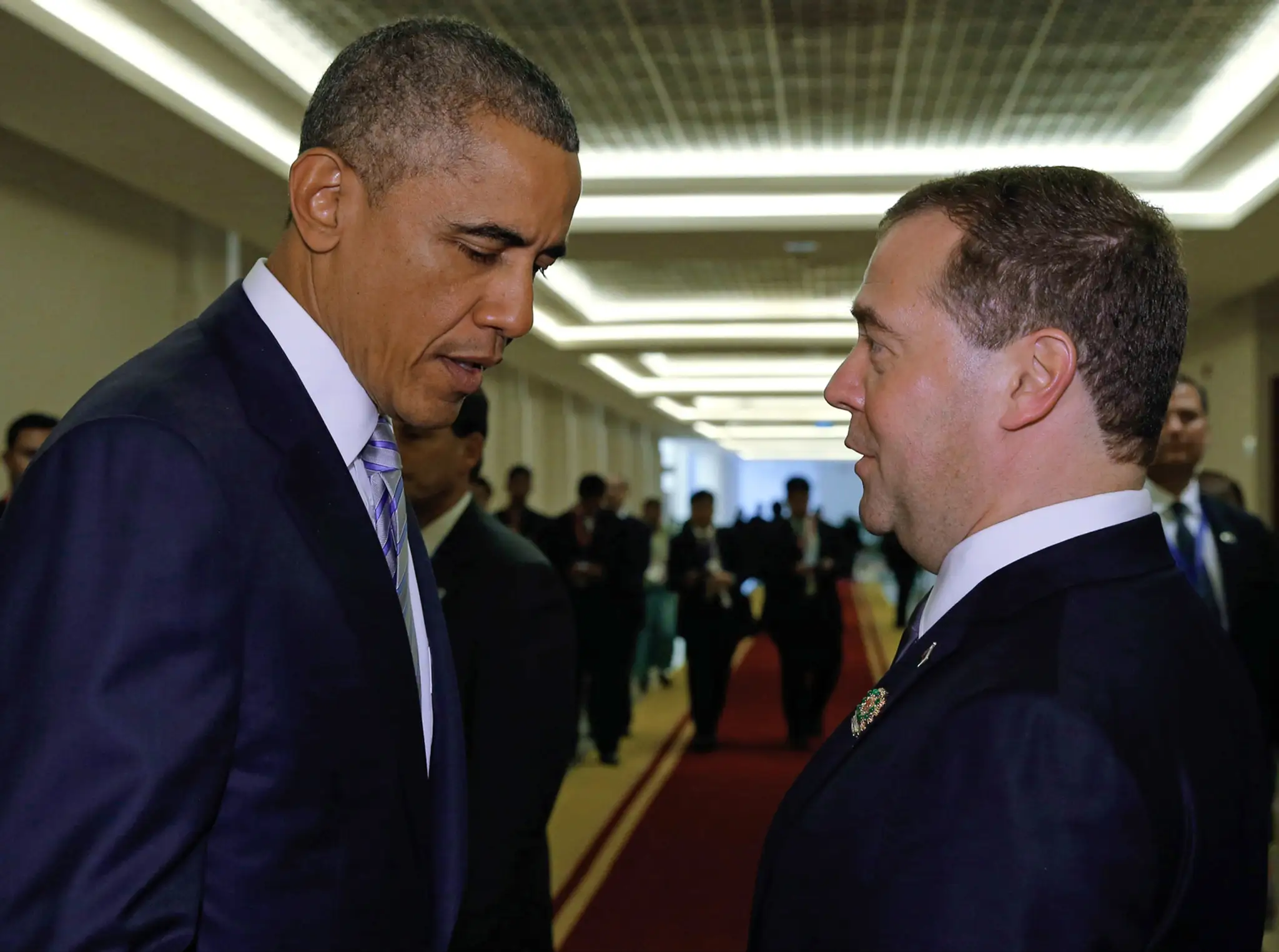 Ruský premiér Medvedev sa rozpráva s prezidentom USA Obamom na summite v Mjanmarsku