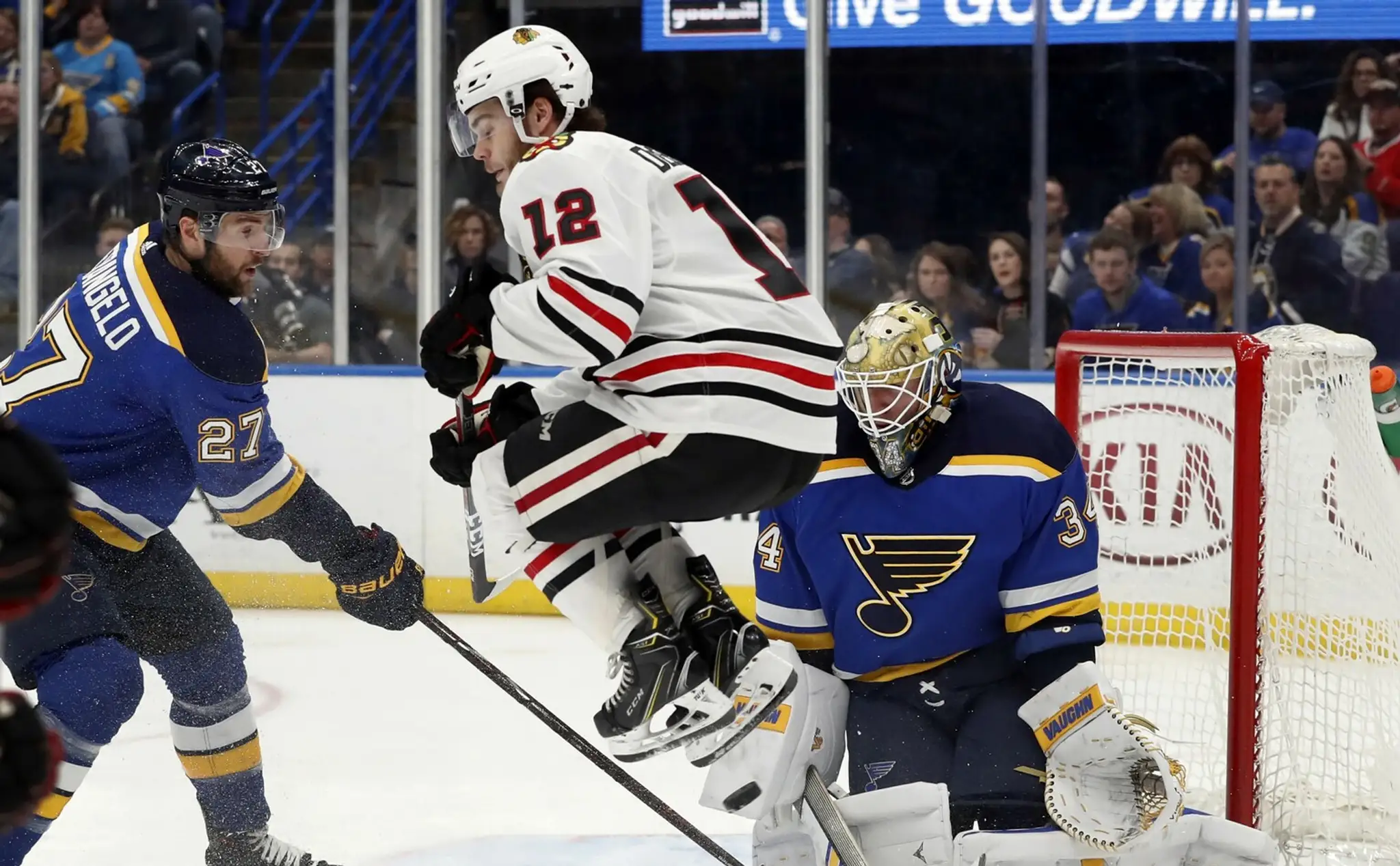 Útočník Chicaga Alex DeBrincat (v strede)