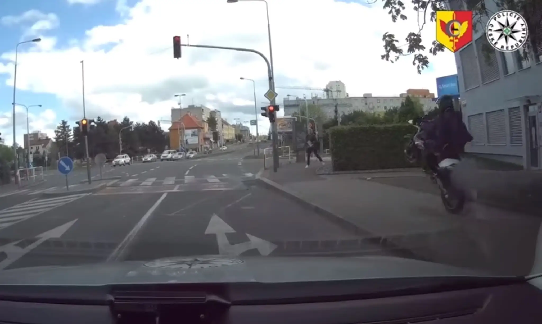 Zdrogovaný motorkár unikal polícii aj na jednom kolese.