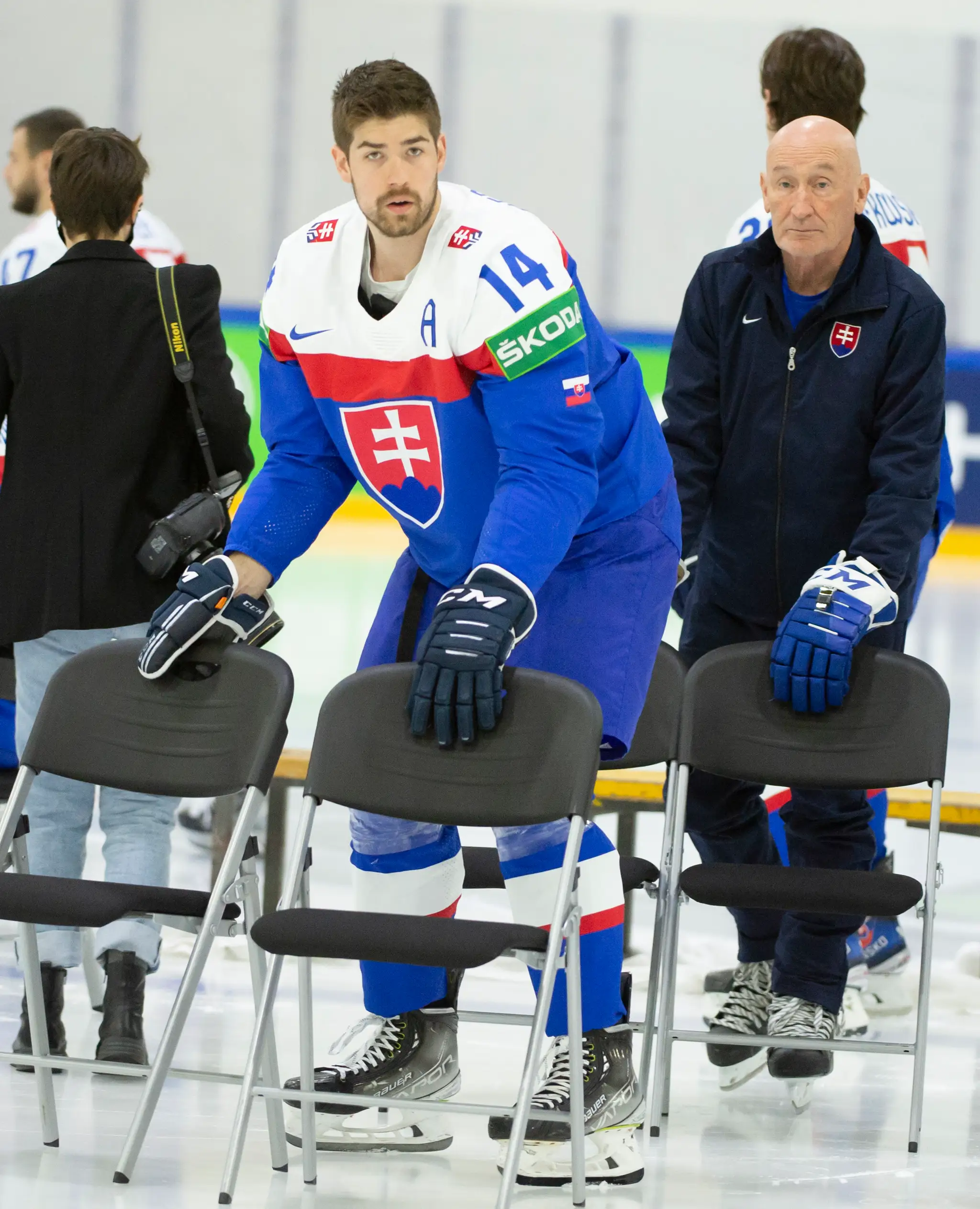 Sprava kouč SR Craig Ramsay a Peter Čerešňák počas spoločného fotenia tímu na MS 2022.