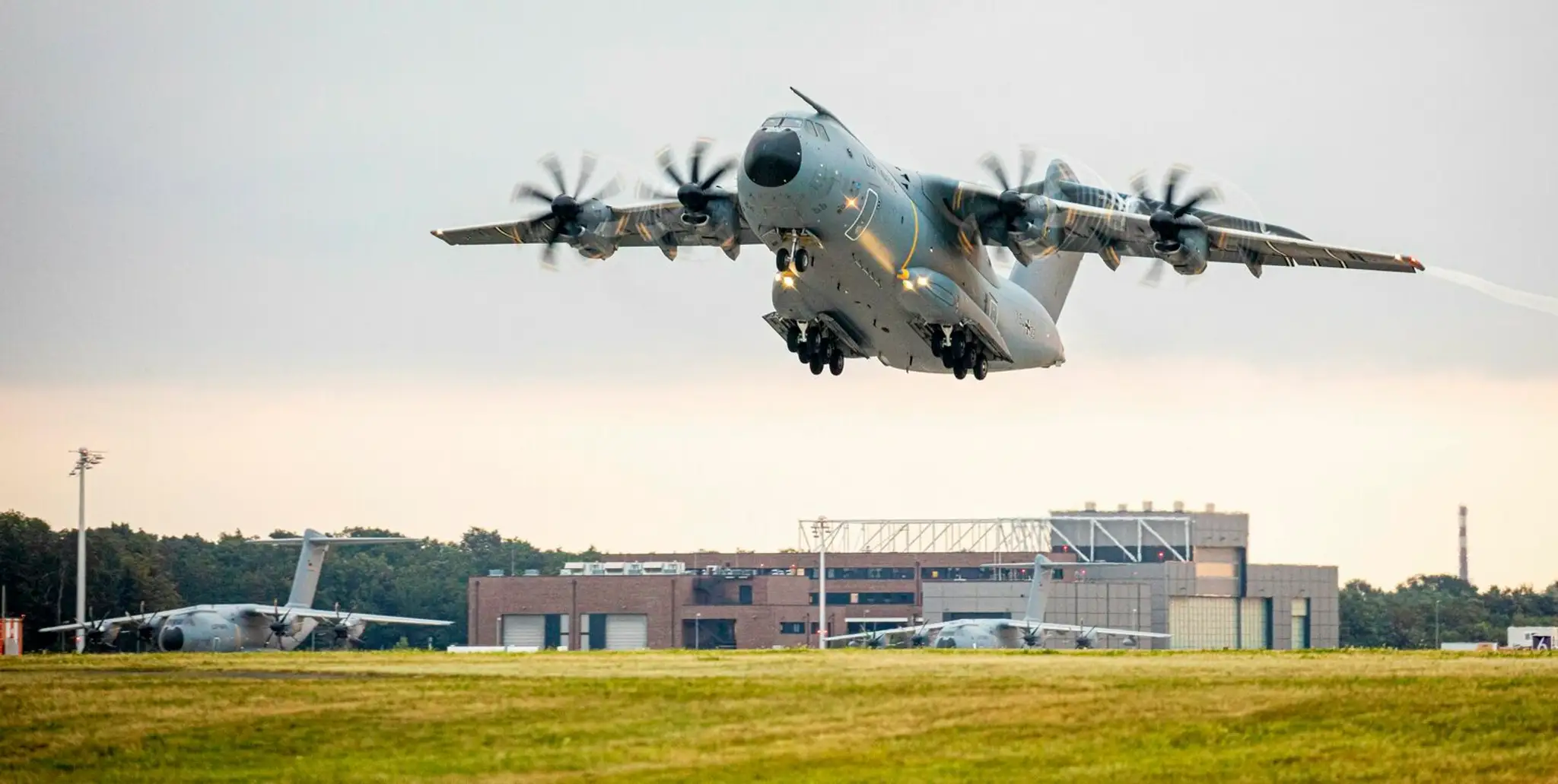 Na snímke lietadlo Airbus A400M nemeckých vzdušných síl odlieta z dolnosaského vojenského letiska Wunstorf do Kábulu 16. augusta