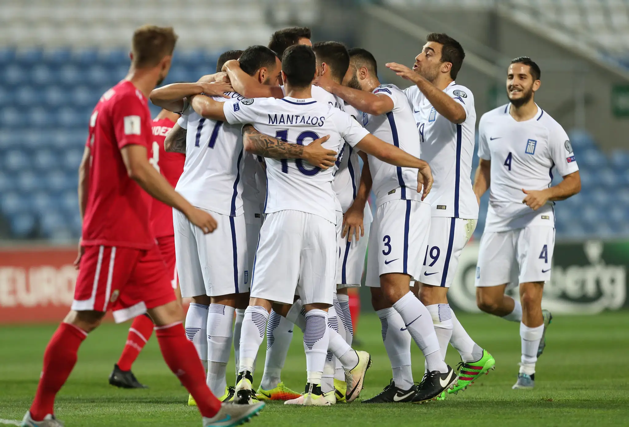 Radosť gréckych futbalistov po góle do siete Gibraltáru v kvalifikácii MS 2018.