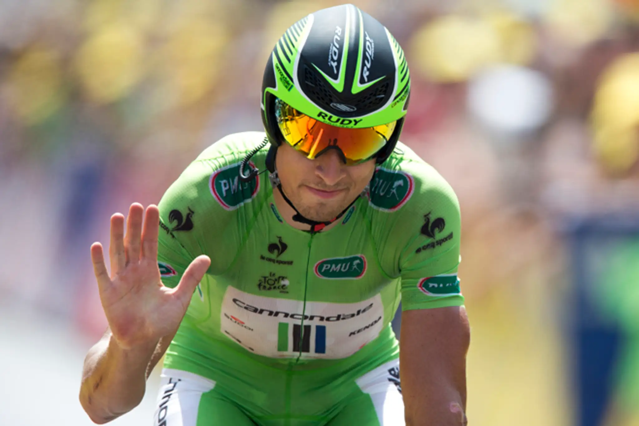 Peter Sagan zdraví divákov po časovke jednotlivcov dlhej 54 km.