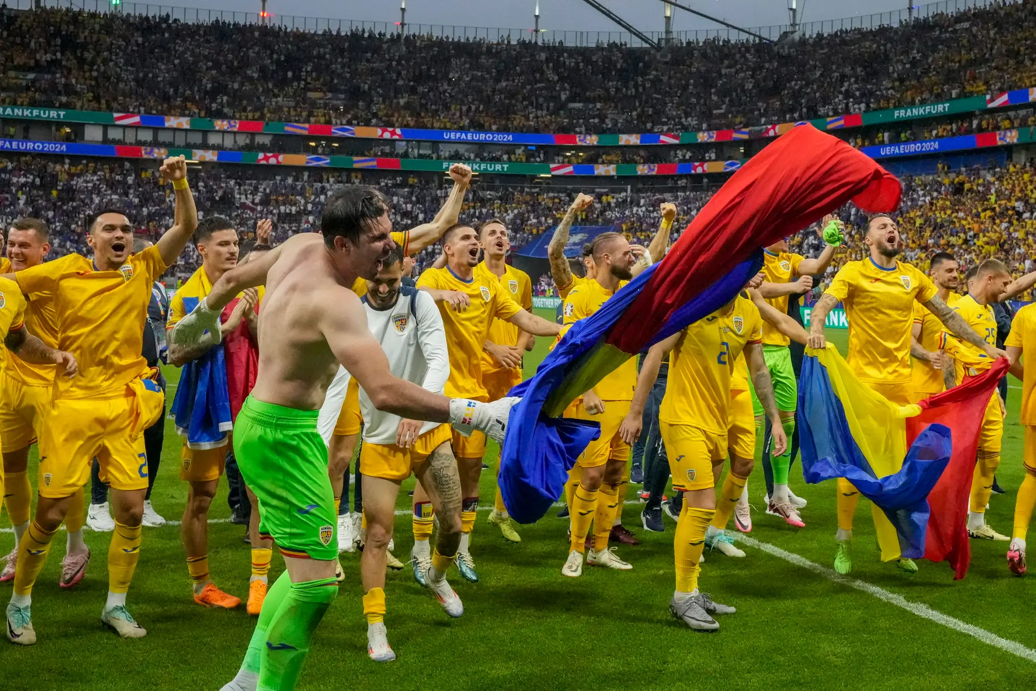 Rumunskí hráči oslavujú postup do osemfinále ME 2024.