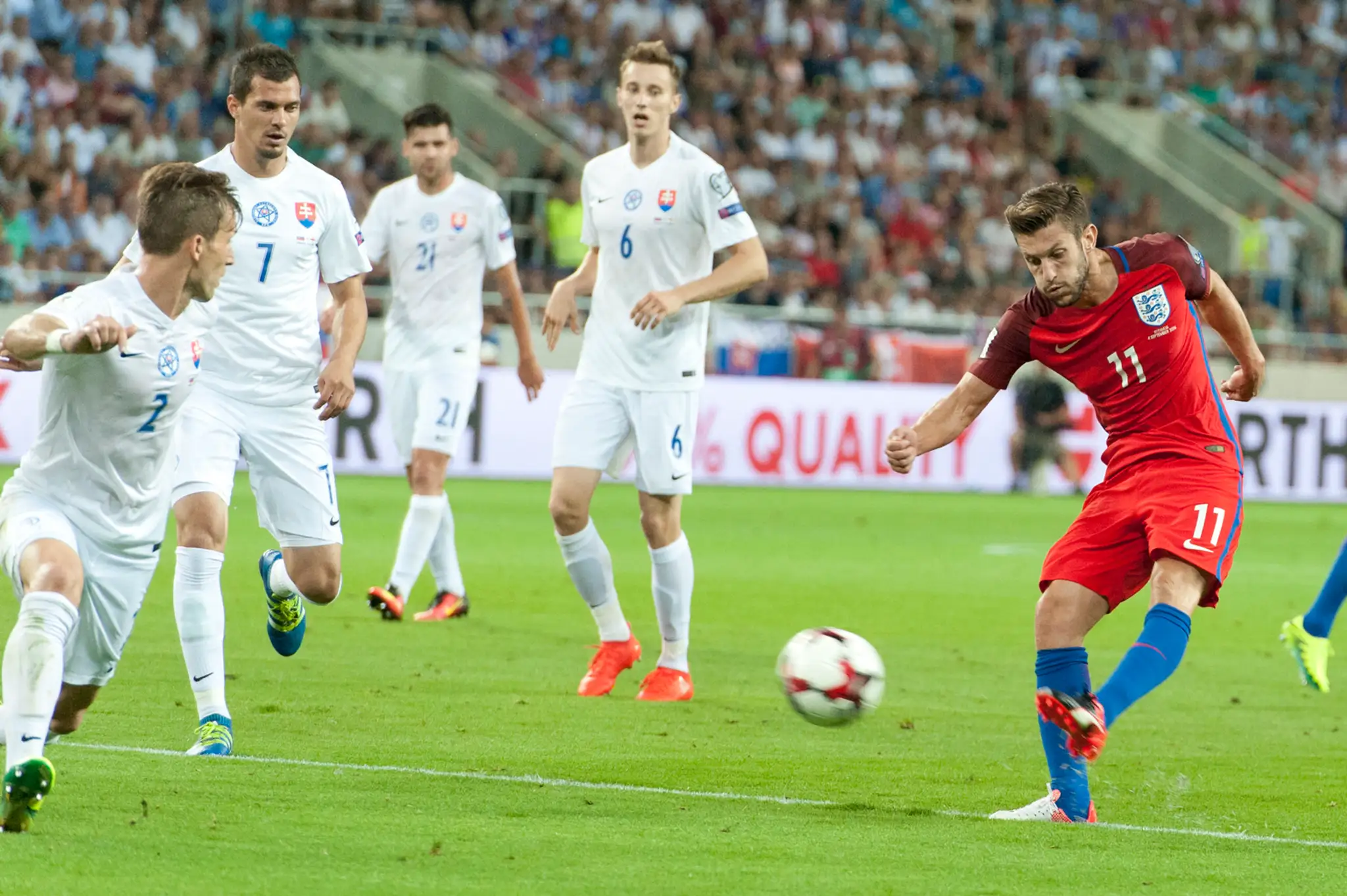 Kat našej reprezentácie Adam Lallana strieľa v posledných sekundách nadstaveného času jediný gól v kvalifikačnom dueli s Anglick
