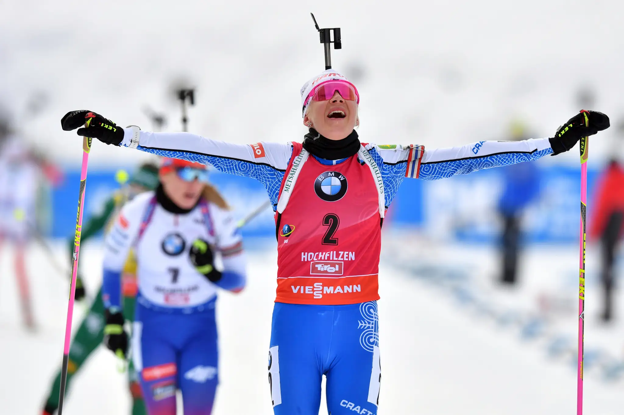 Biatlonistka Kaisa Mäkäräinenová oslavuje triumf v stíhačke v Hochfilzene.