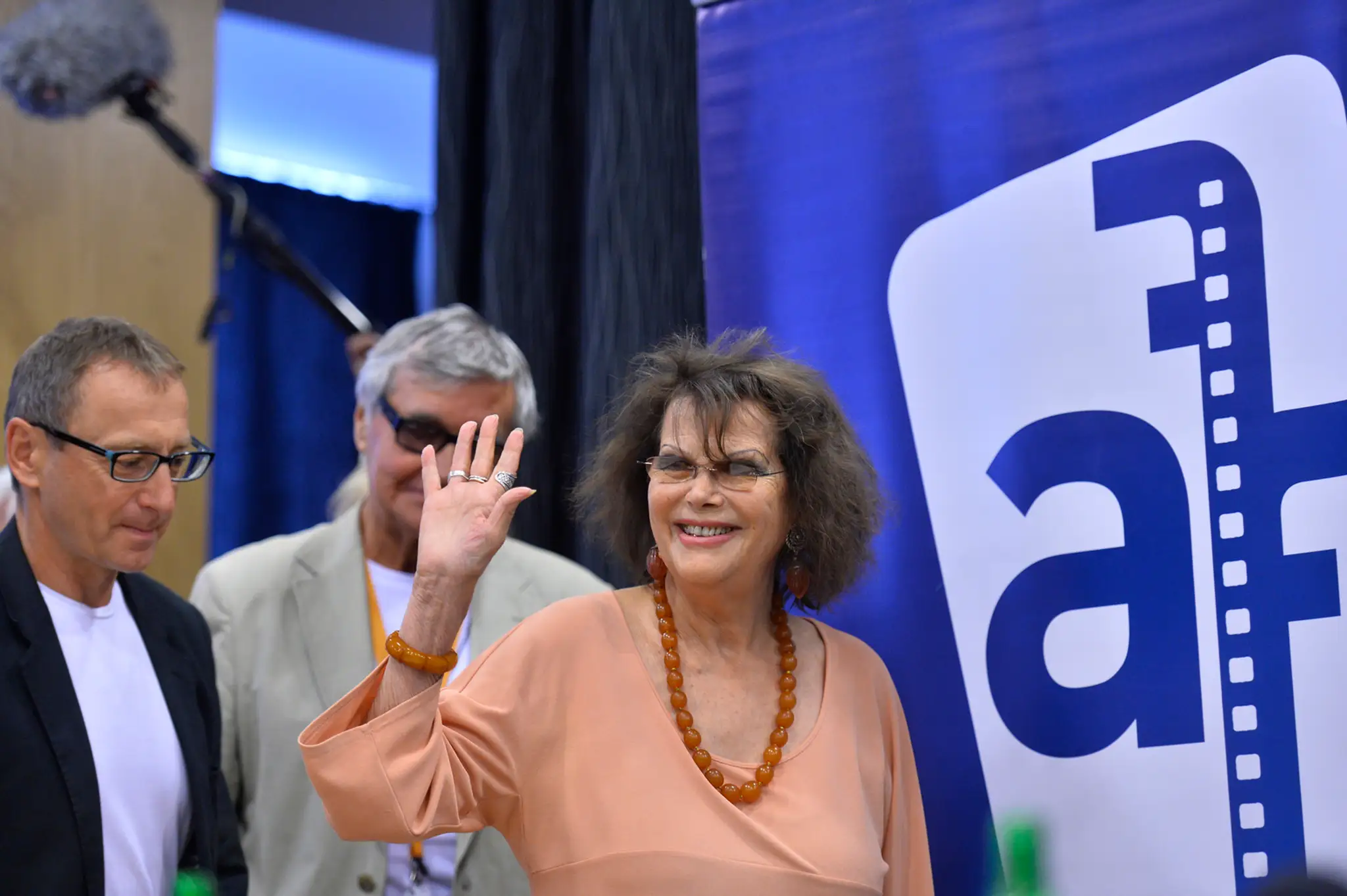 Claudia Cardinale prichadza na tlacovu konferenciu.jpg