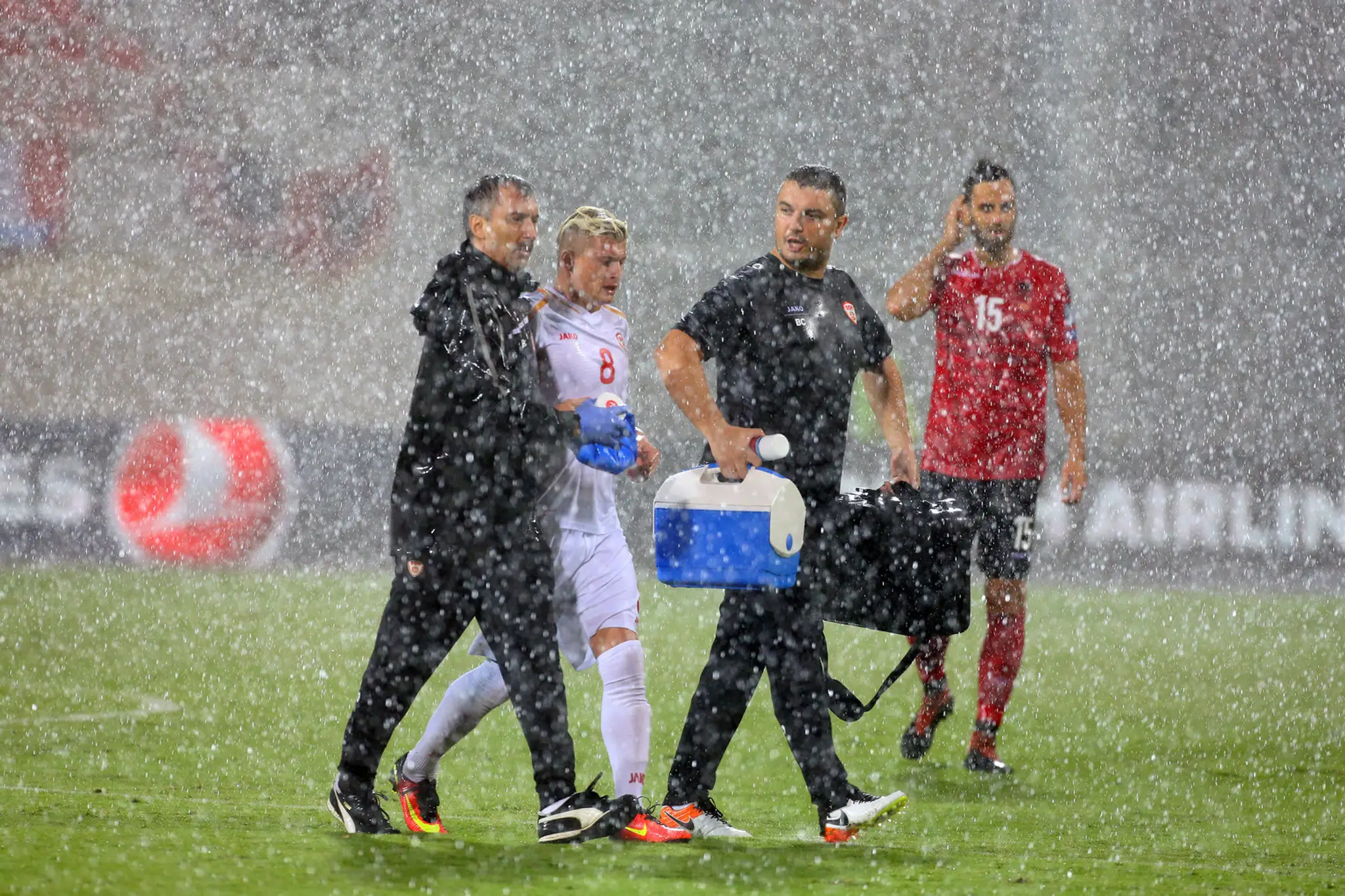 Neutíchajúci dážď prerušil kvalifikačný duel Albánska s Macedónskom.