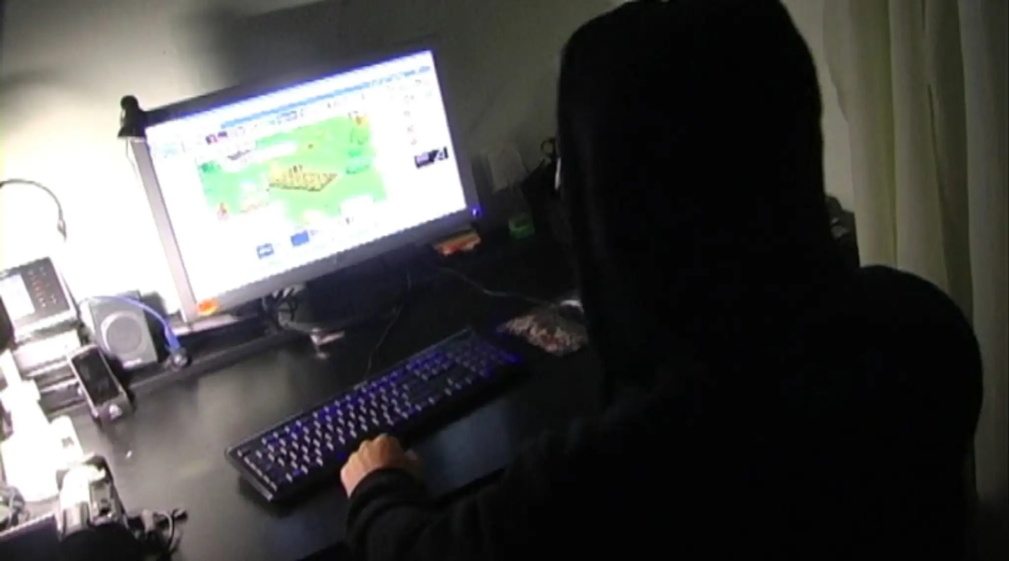 Peter je na on-line hrách závislý.