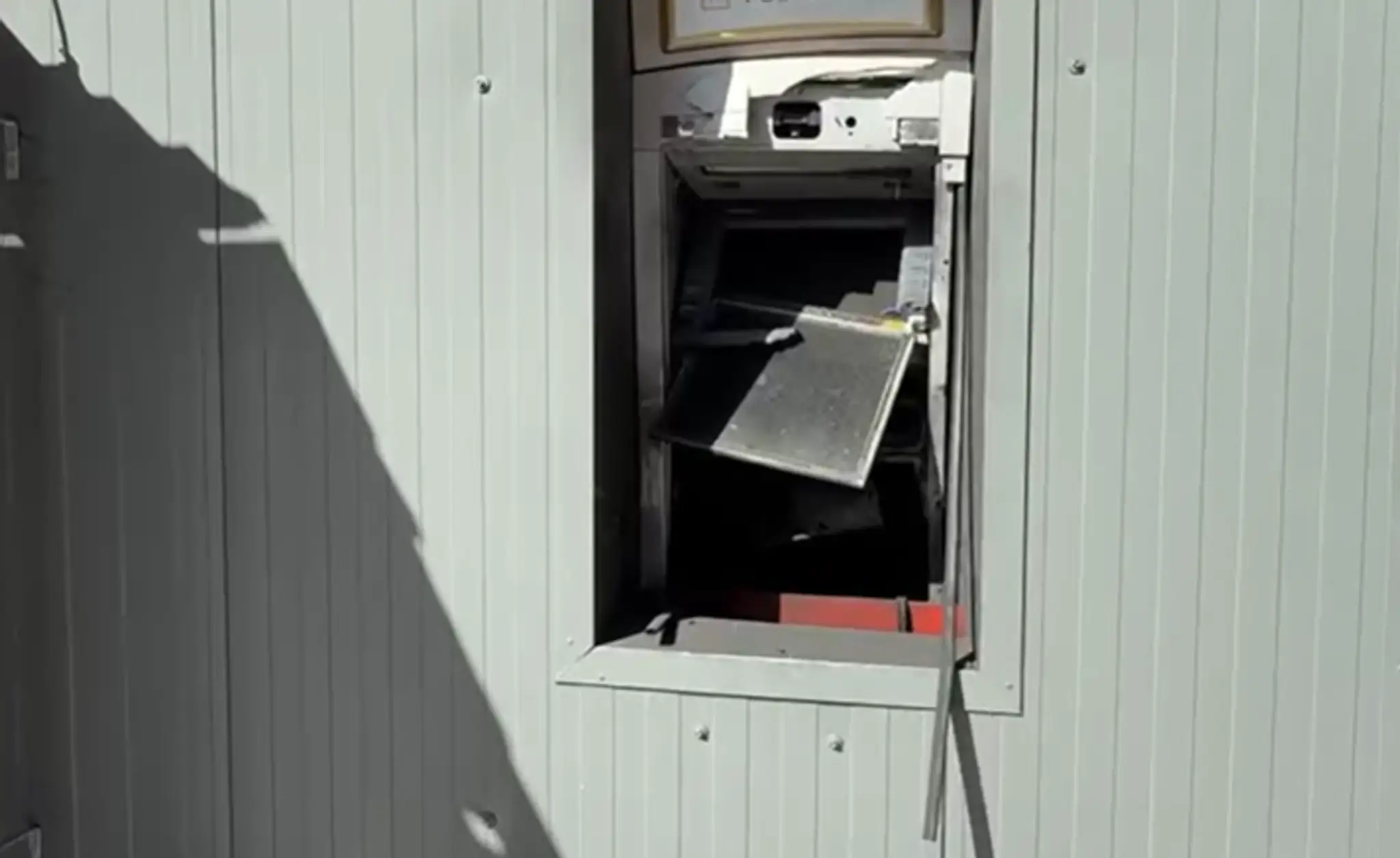 Vybuchnutý bankomat.