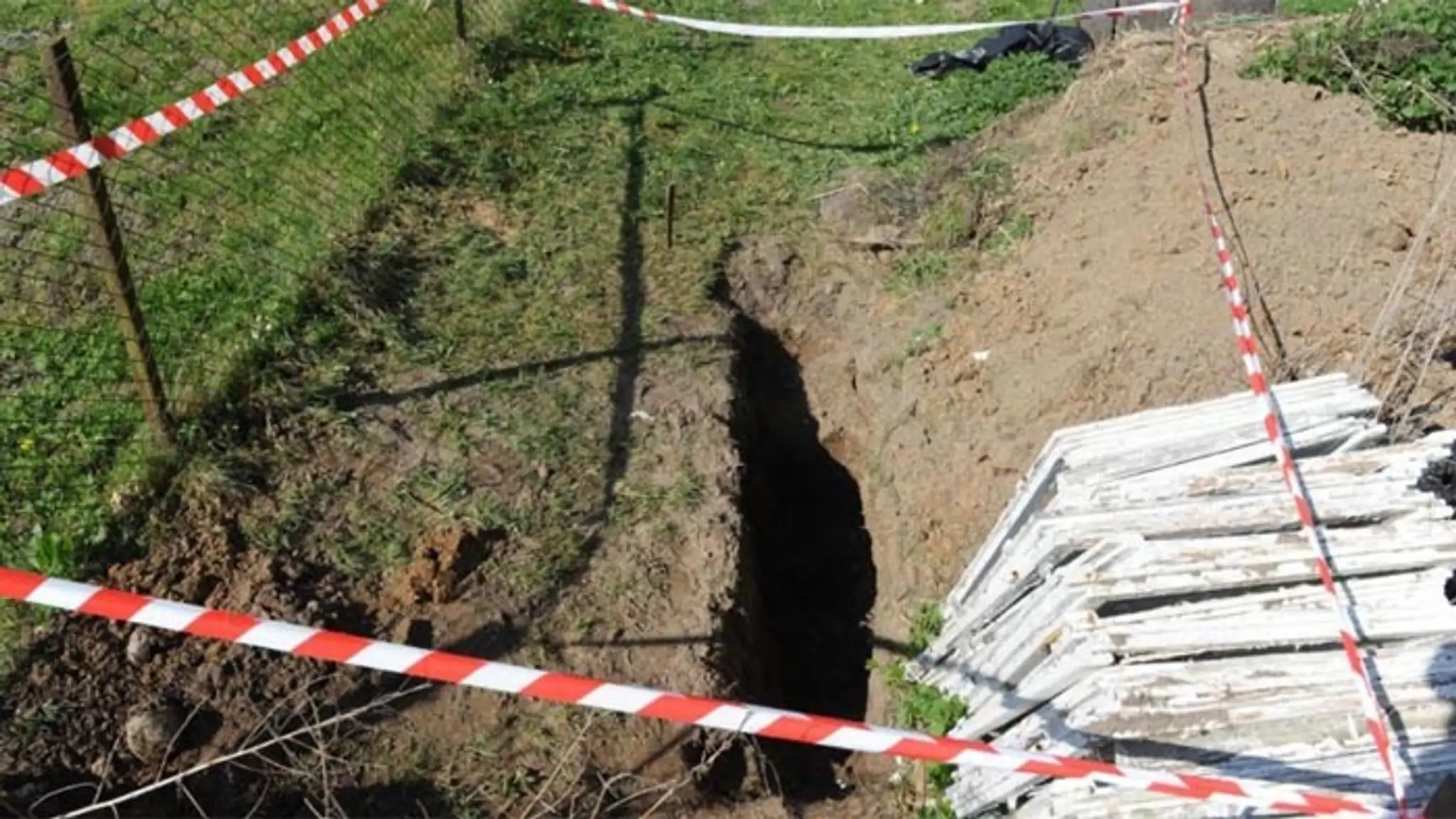 Poliak vykopal na záhrade hrob a tam pochoval svoju ženu.