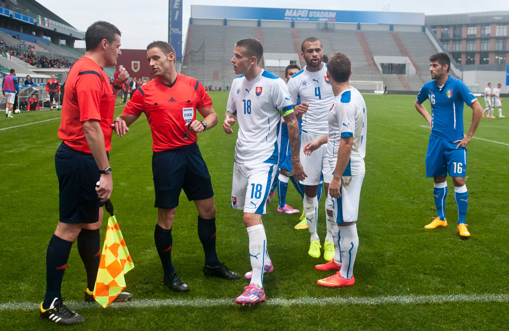 Slováci neveria vlastným očiam, že hlavný rozhodca odvolal pokutový kop