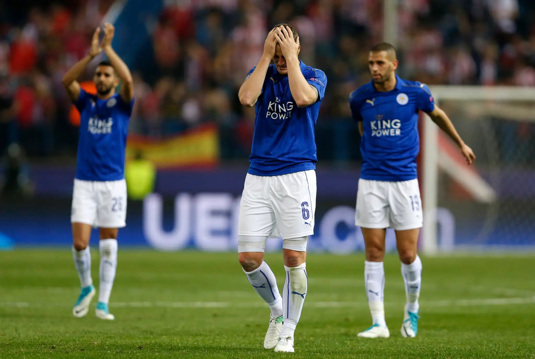 Hráči Leicestru, zľava Riyad Mahrez, Robert Huth a Islam Slimani ďakujú priaznivcom po prehre vo štvrťfinále LM proti Atléticu.
