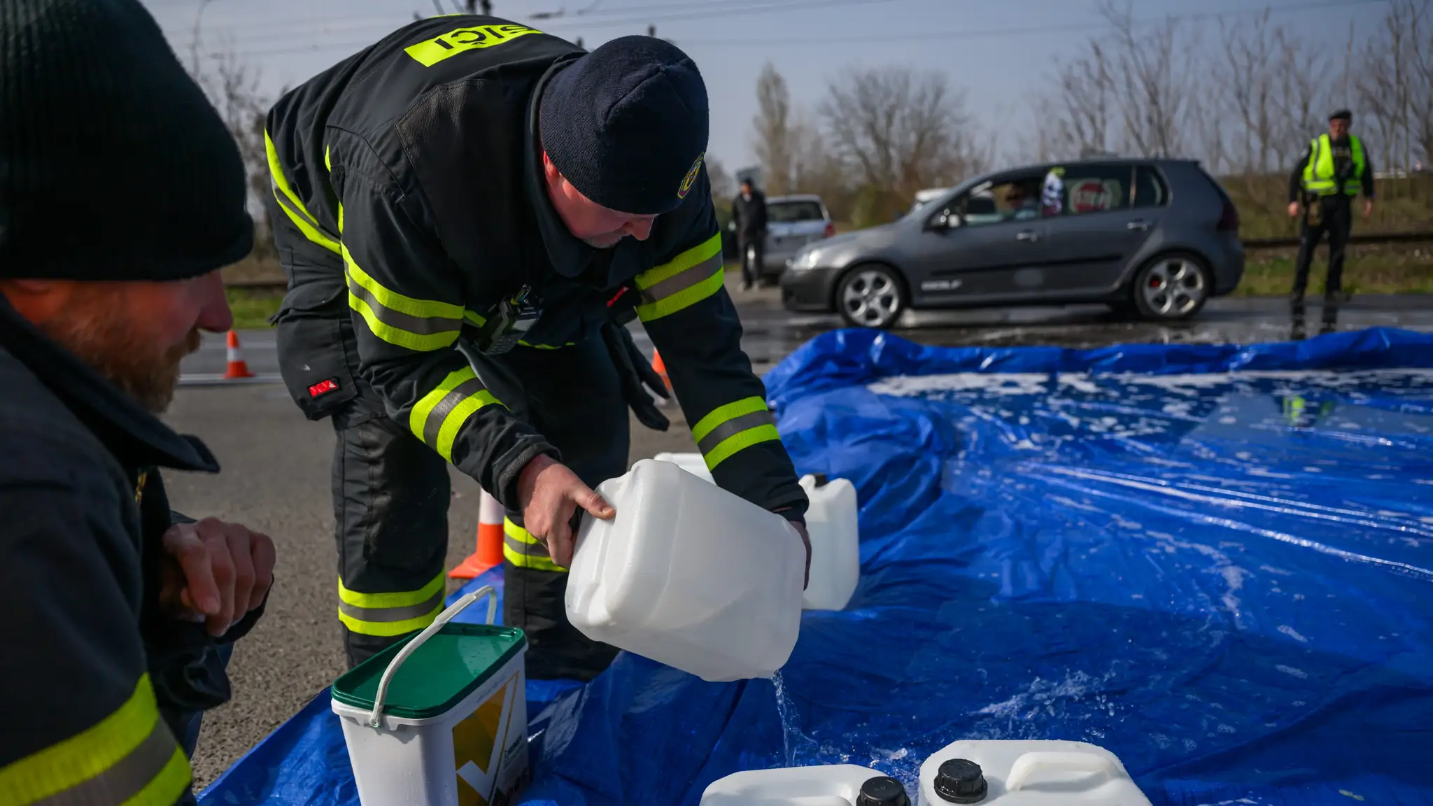 Policajti pre slintačku a krívačku zastavujú vozidlá na hraničných priechodoch