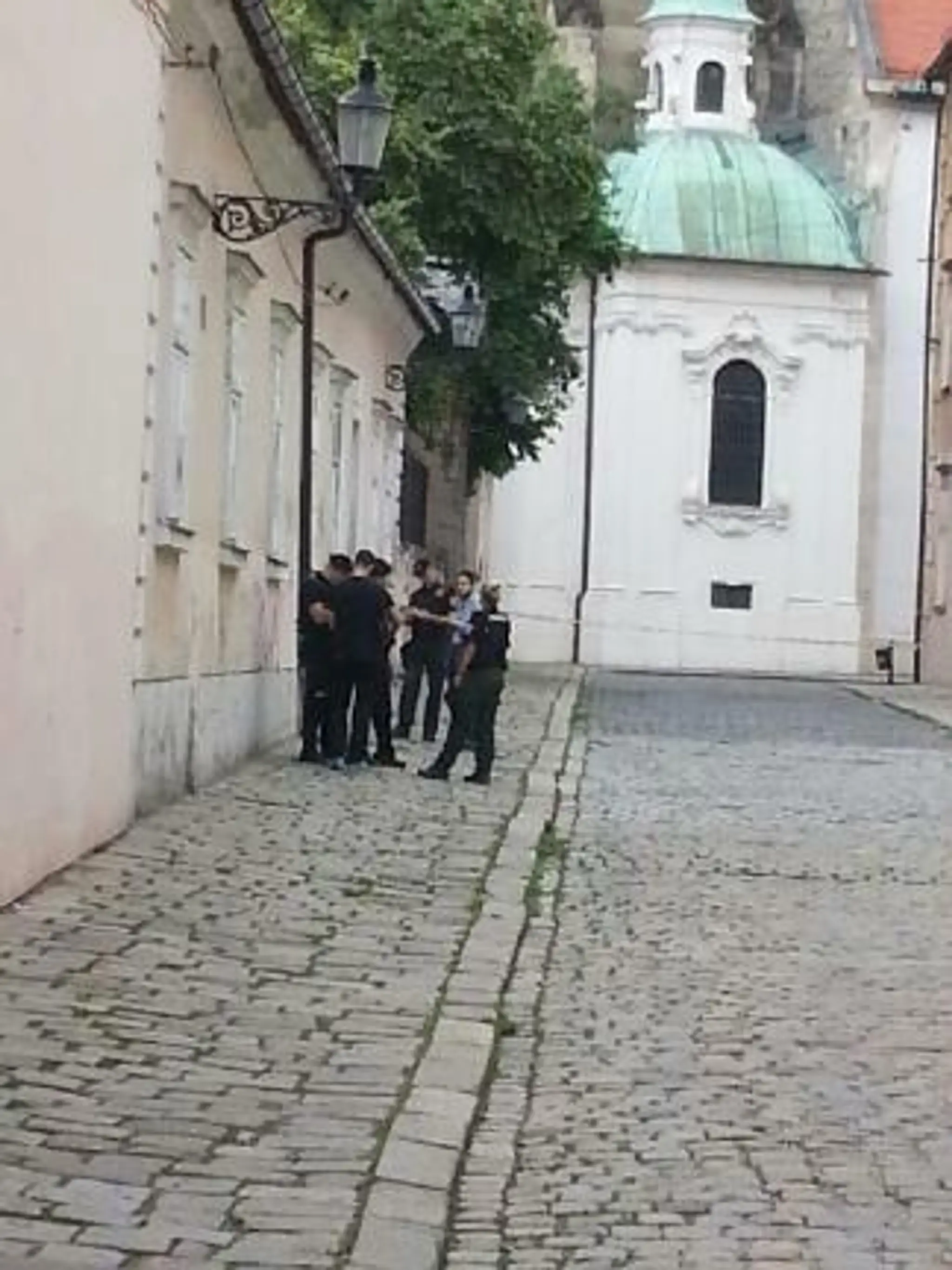 Pri Dóme sv. Martina našli maketu moslimky so samopalom. Okolie je uzavreté