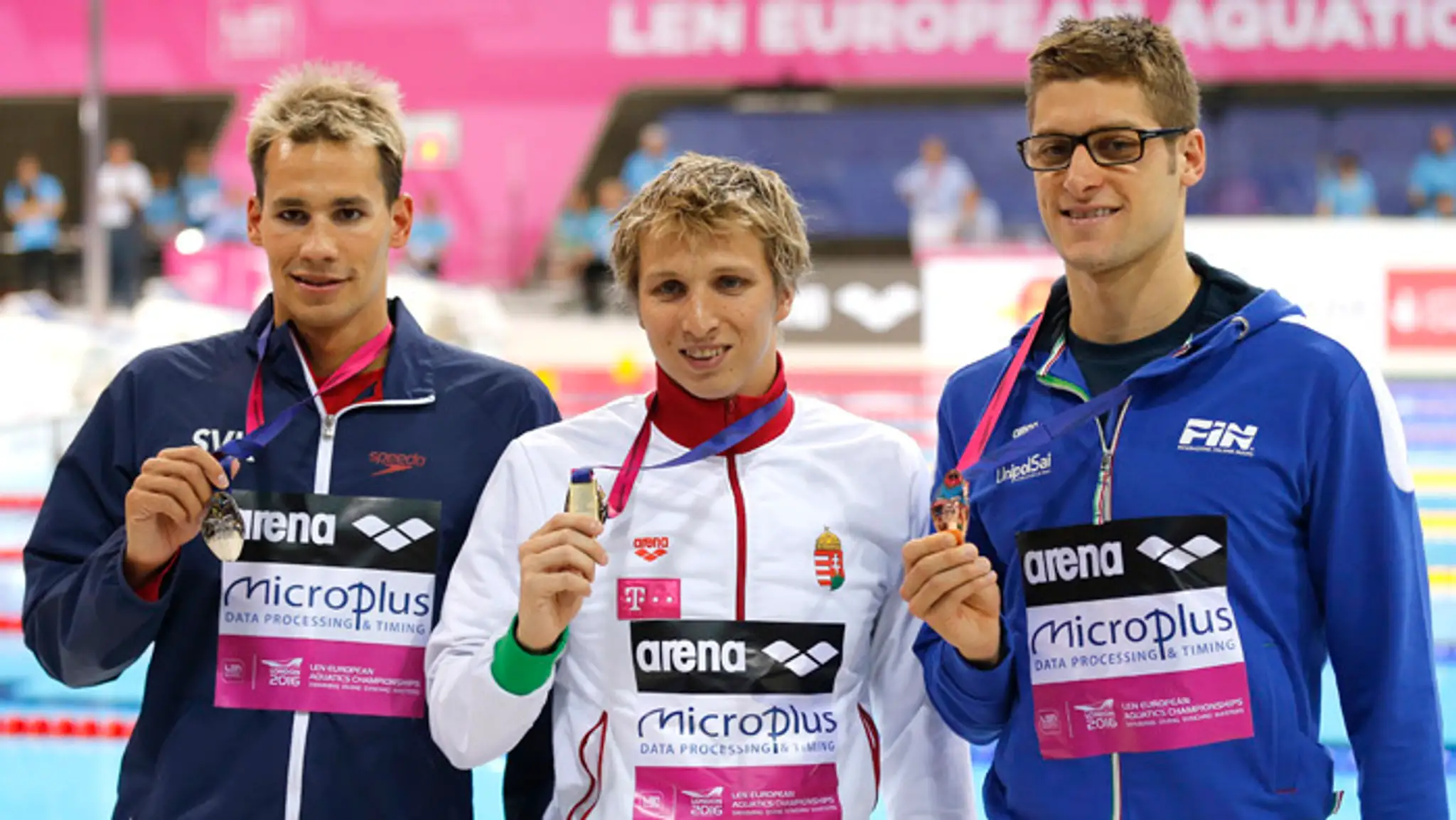 Vicemajster Európy na 400 m pol. pr. Richard Nagy (vľavo) s medailou, zlato získal favorizovaný Maďar Dávid Verrasztó (v strede)