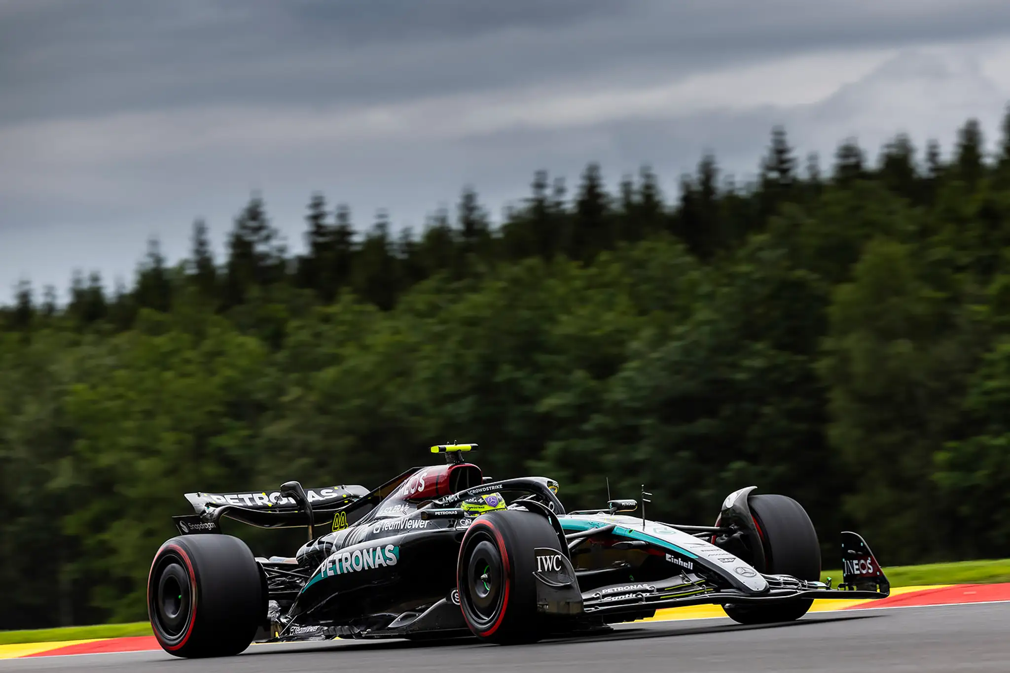 Britský pilot Mercedesu Lewis Hamilton.