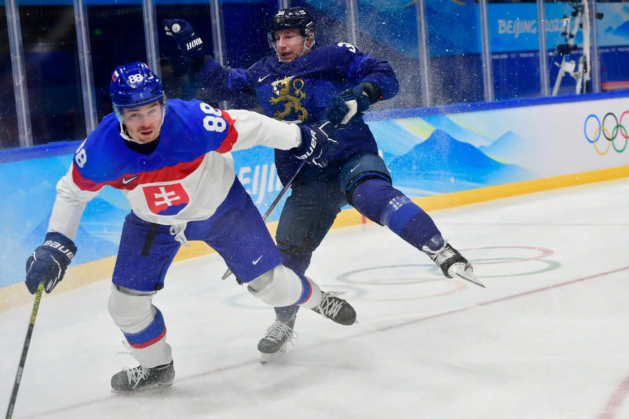 Zľava Kristián Pospíšil a Fín Juuso Hietanen v semifinále ZOH 2022.