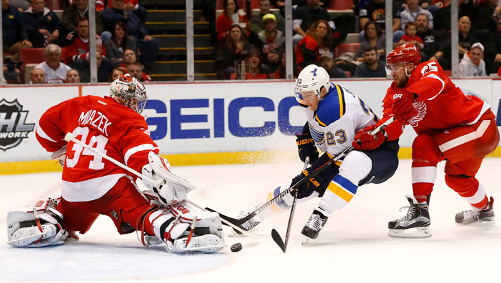 Hokejisti Detroitu Red Wings prehrali v zápase zámorskej NHL v noci na štvrtok v domácej Joe Louis Arene so St. Louis Blues 1:2.