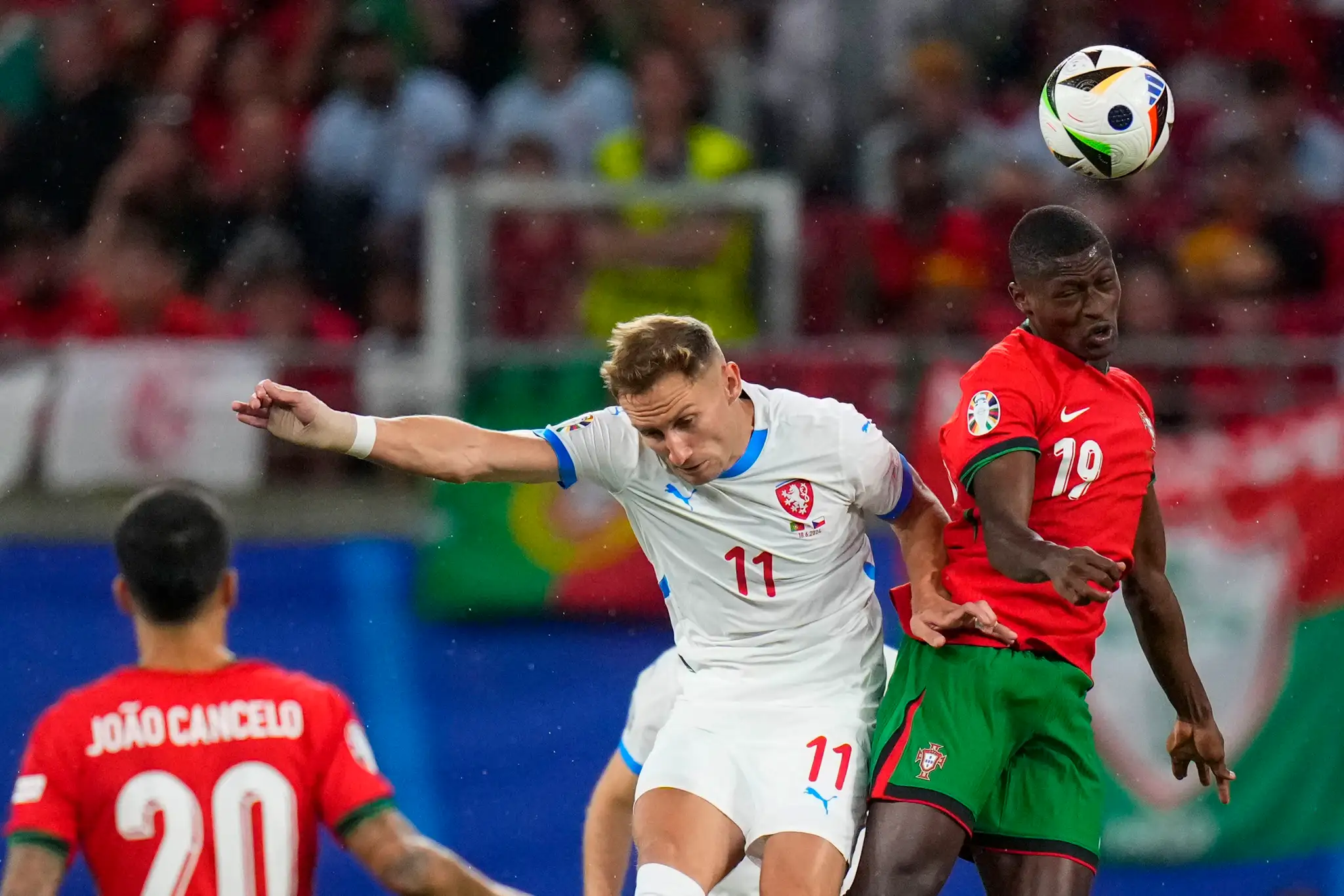 Portugalský hráč Nuno Mendes(vpravo) v hlavičkovom súboji s Čechom Janom Kuchtom.