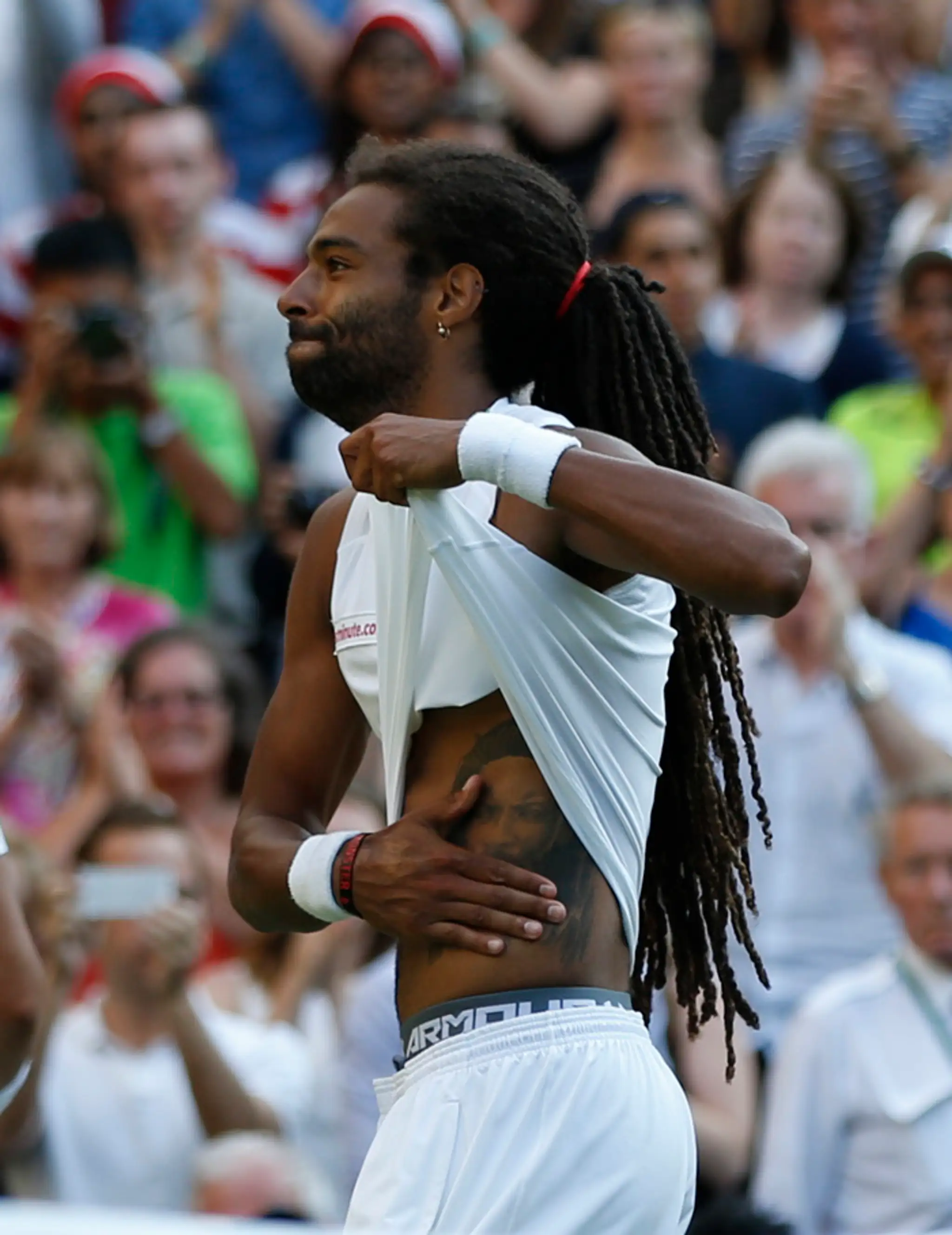 Nemecký tenista Dustin Brown sa takto teší po víťazstve nad Nadalom v 2. kole Wimbledonu.
