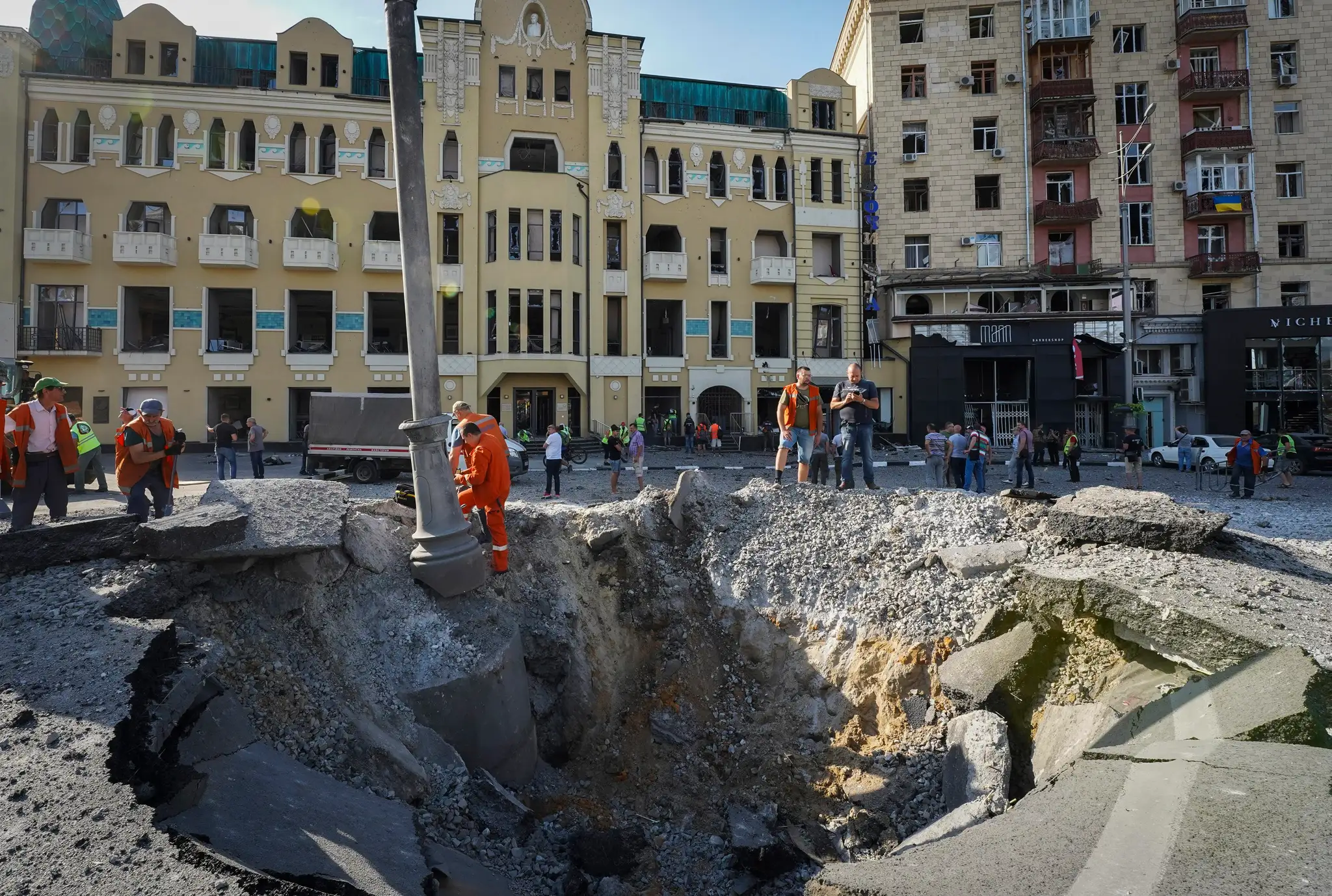 Kráter po ruskom raketovom útoku v centre Charkova.