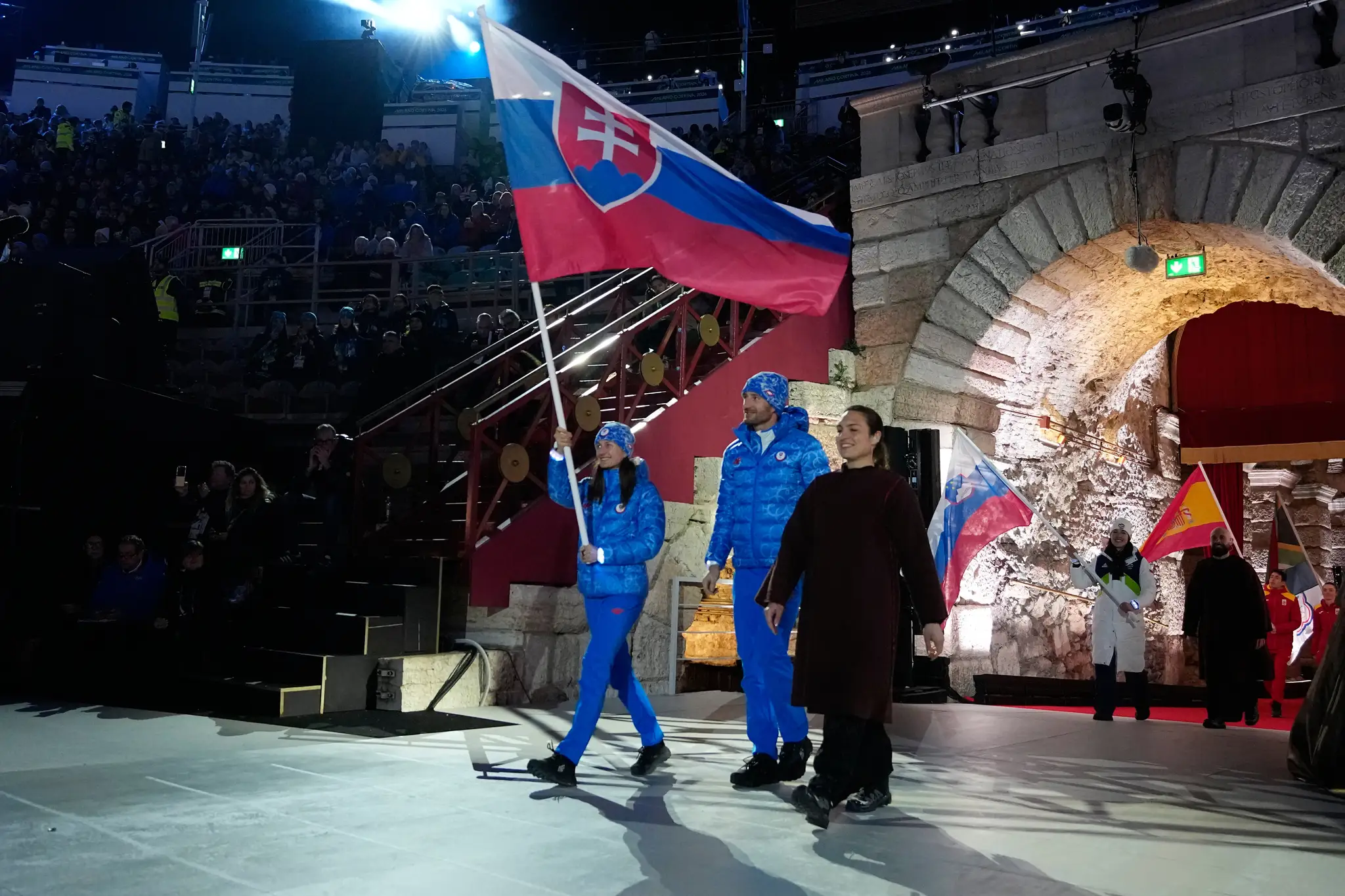 Na snímke slovenskí skialpinisti Jakub Šiarnik a Rebeka Cullyová so slovenskou vlajkou.