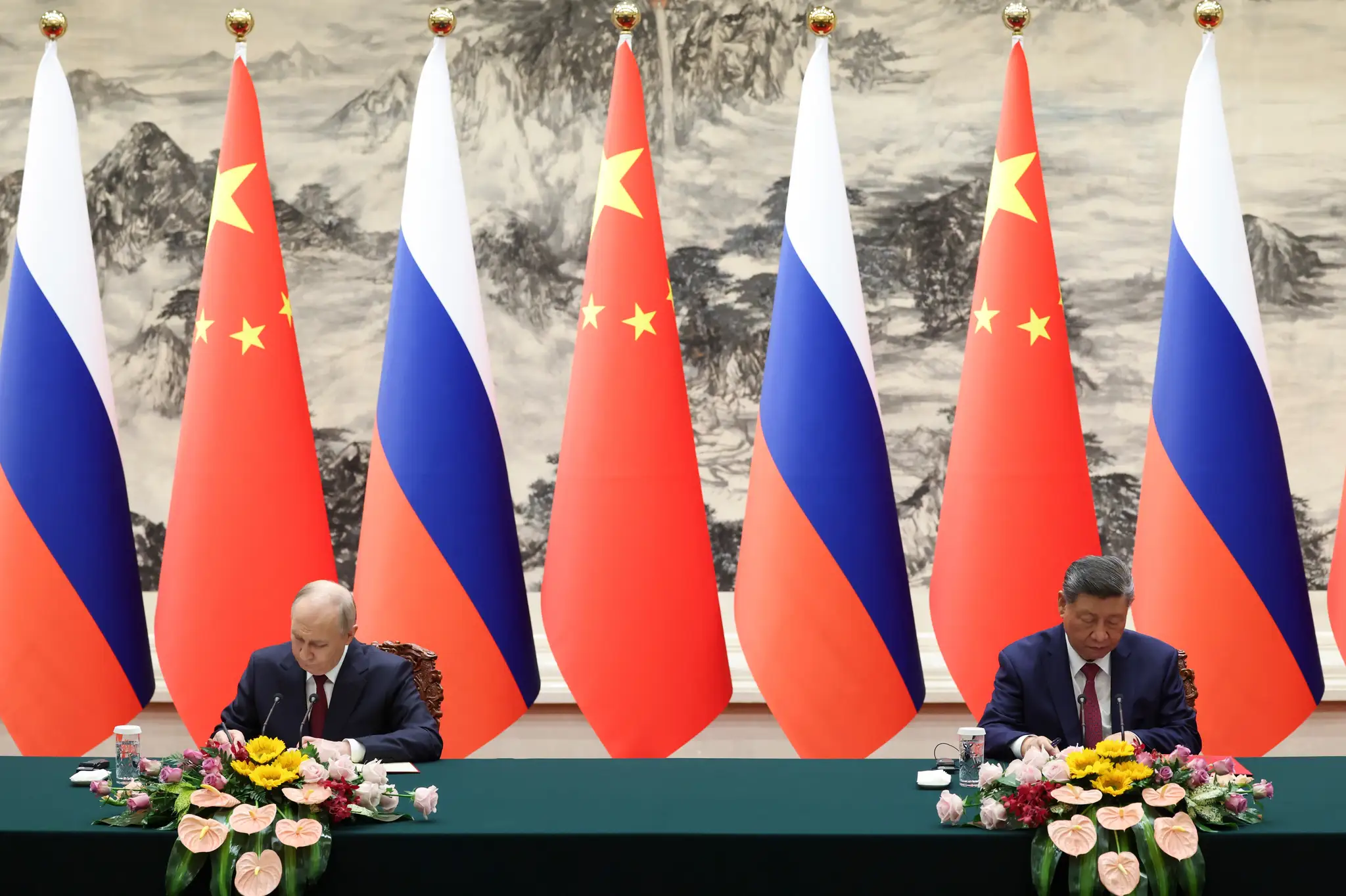 Ruský prezident Vladimir Putin (vľavo) a jeho čínsky náprotivok Si Ťin-pching počas podpisu vo Veľkej sále ľudu v Pekingu.