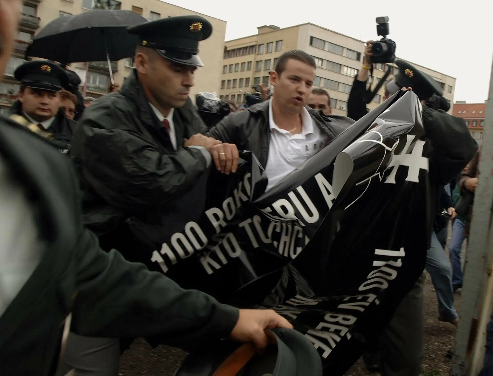 Slovenskí policajti eskortujú László Toroczkaia. (archív 2006)