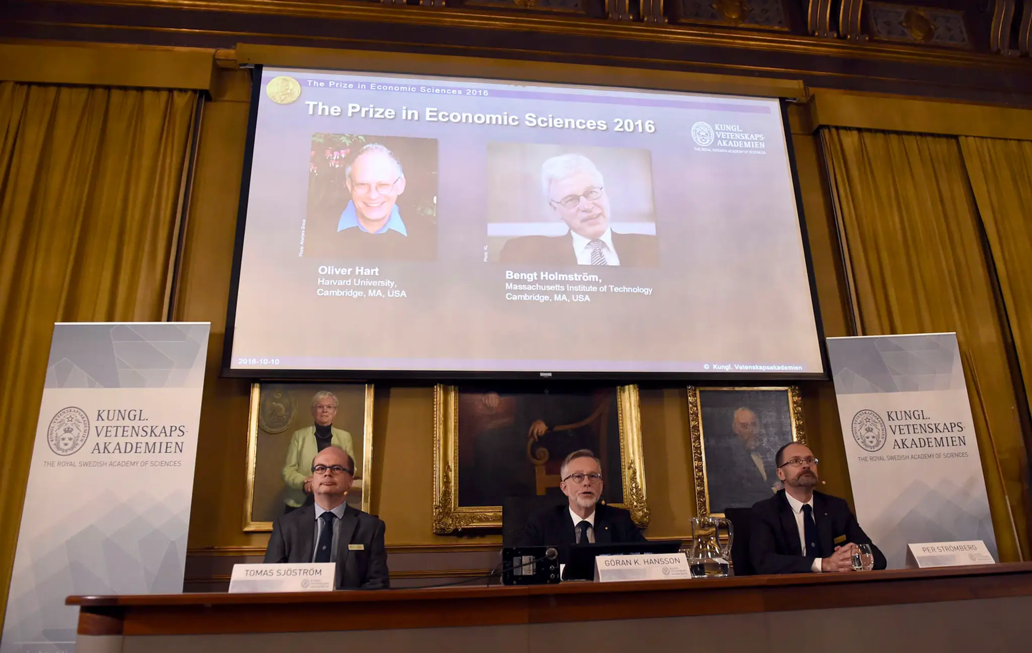 Nobelovu cenu za ekonómiu získali Oliver Hart a Benght Holmström.
