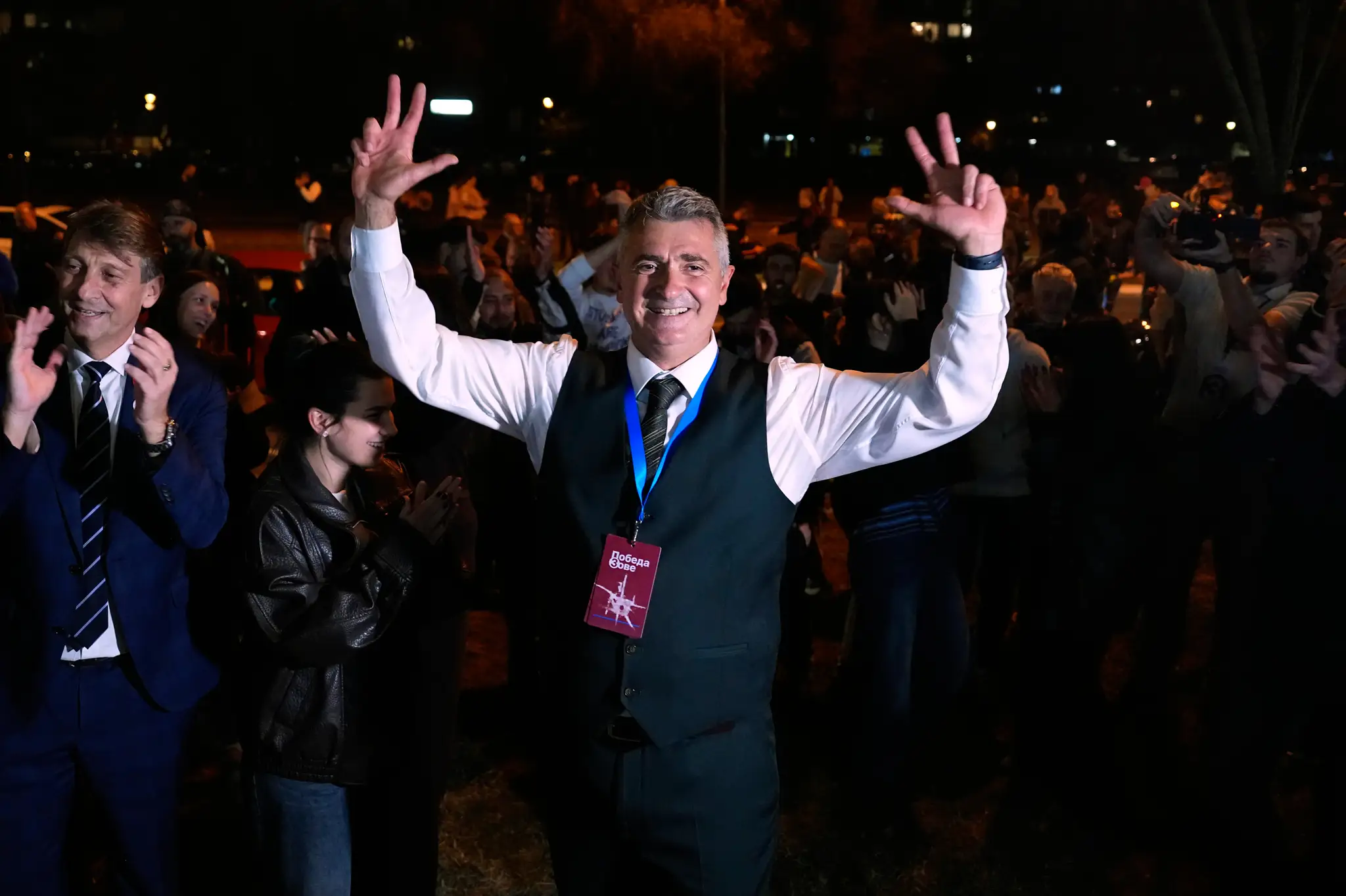 íder opozičnej Študentskej kandidátky (Studentska lista) Ilija Srdanovič sa teší po prehre predsedu Srbskej pokrokovej strany (SNS) Aleksandra Vučiča.