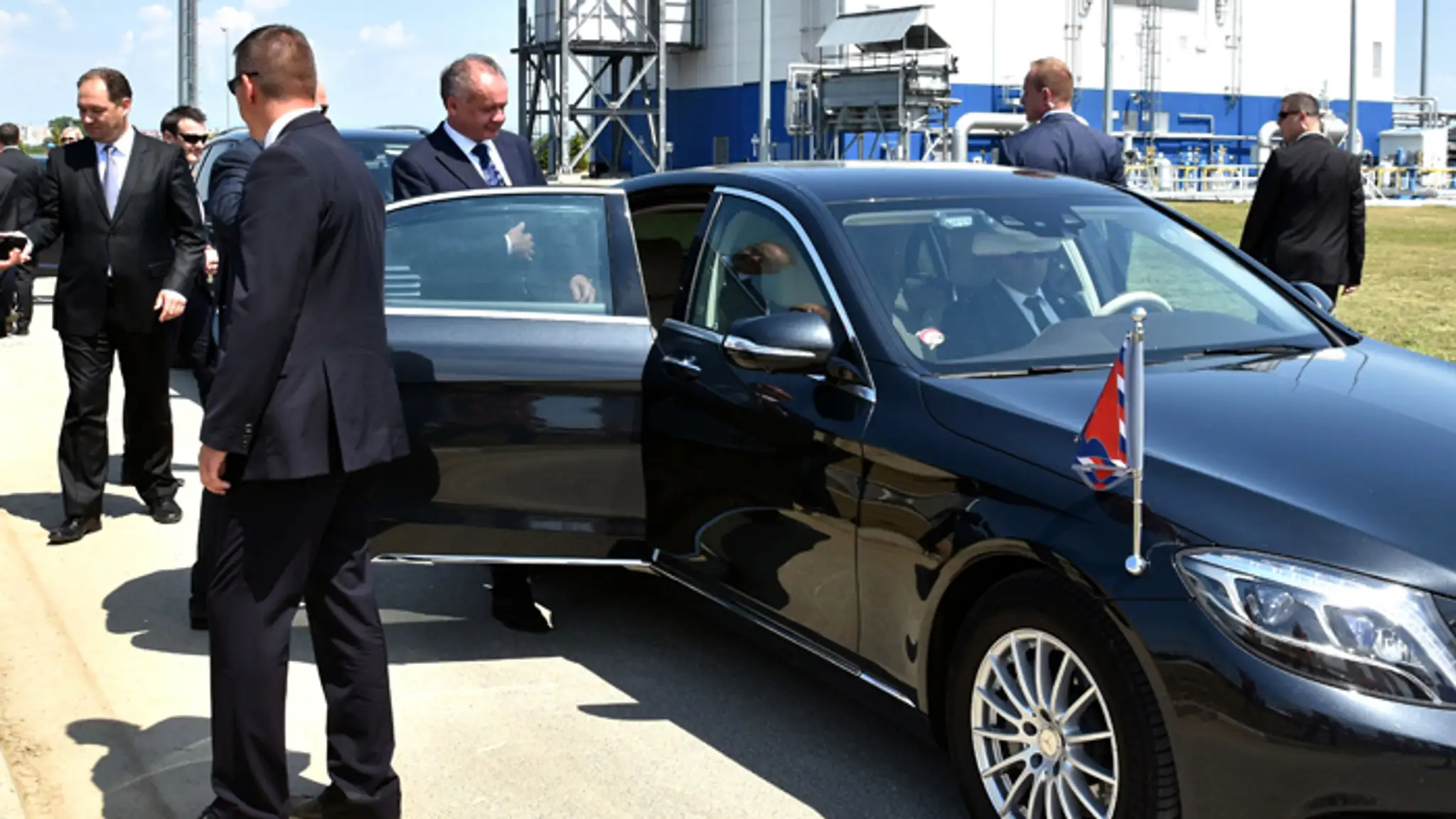 Na archívnej snímke prezident Andrej Kiska do svojej limuzíny.