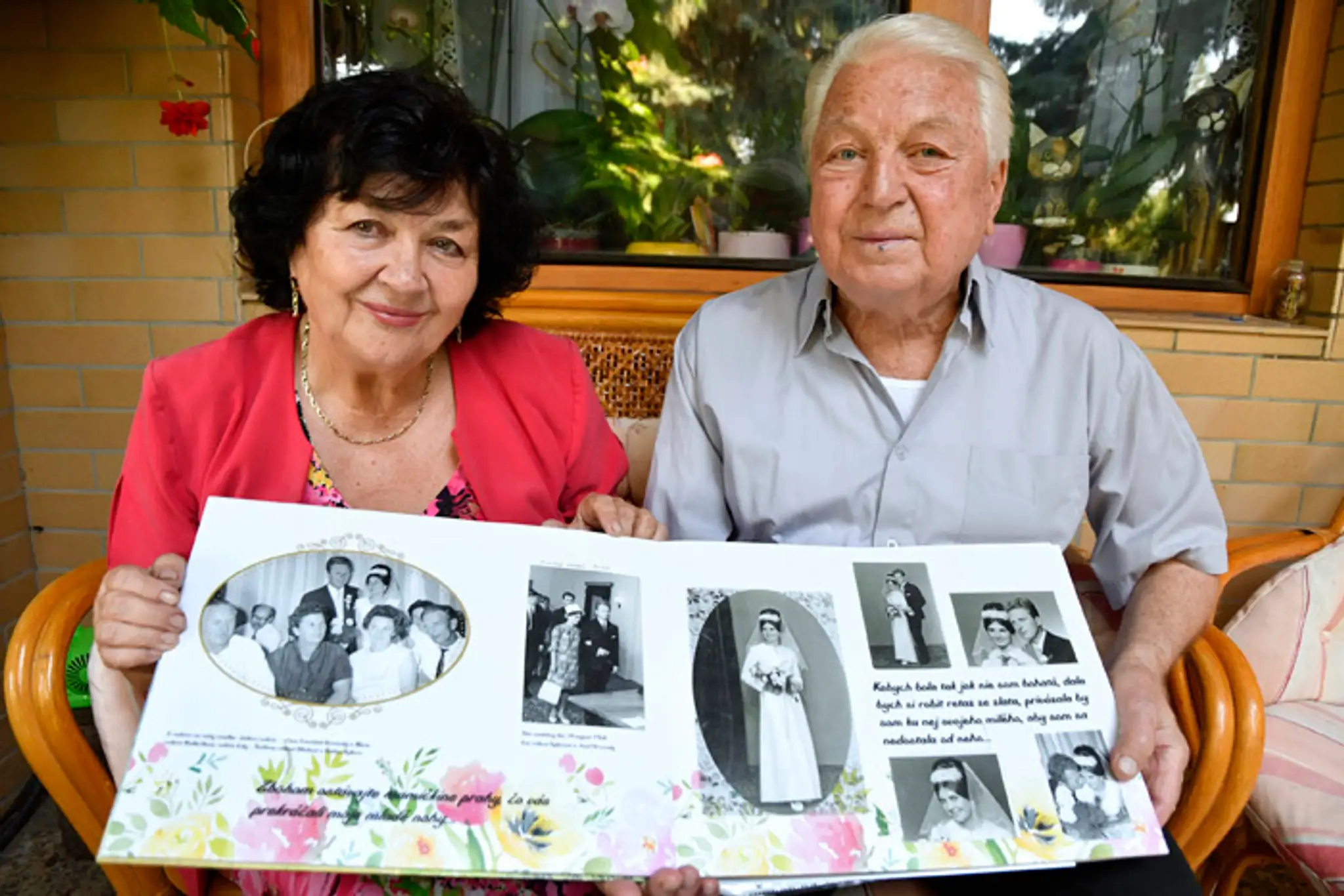 Eva Urminská a Jozef Urminský ukazujú svadobné fotografie.