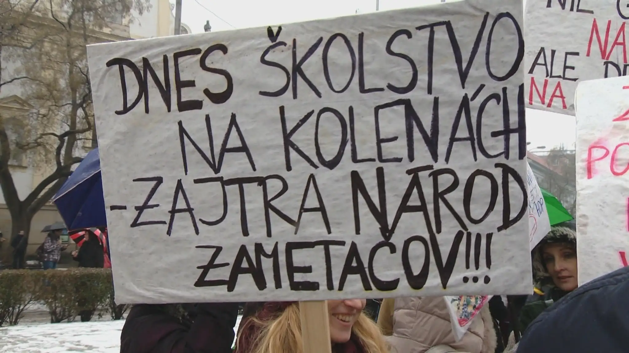 Učitelia hrozia štrajkom. Okrem zvýšenia platov žiadajú viac peňazí aj na hospodárenie