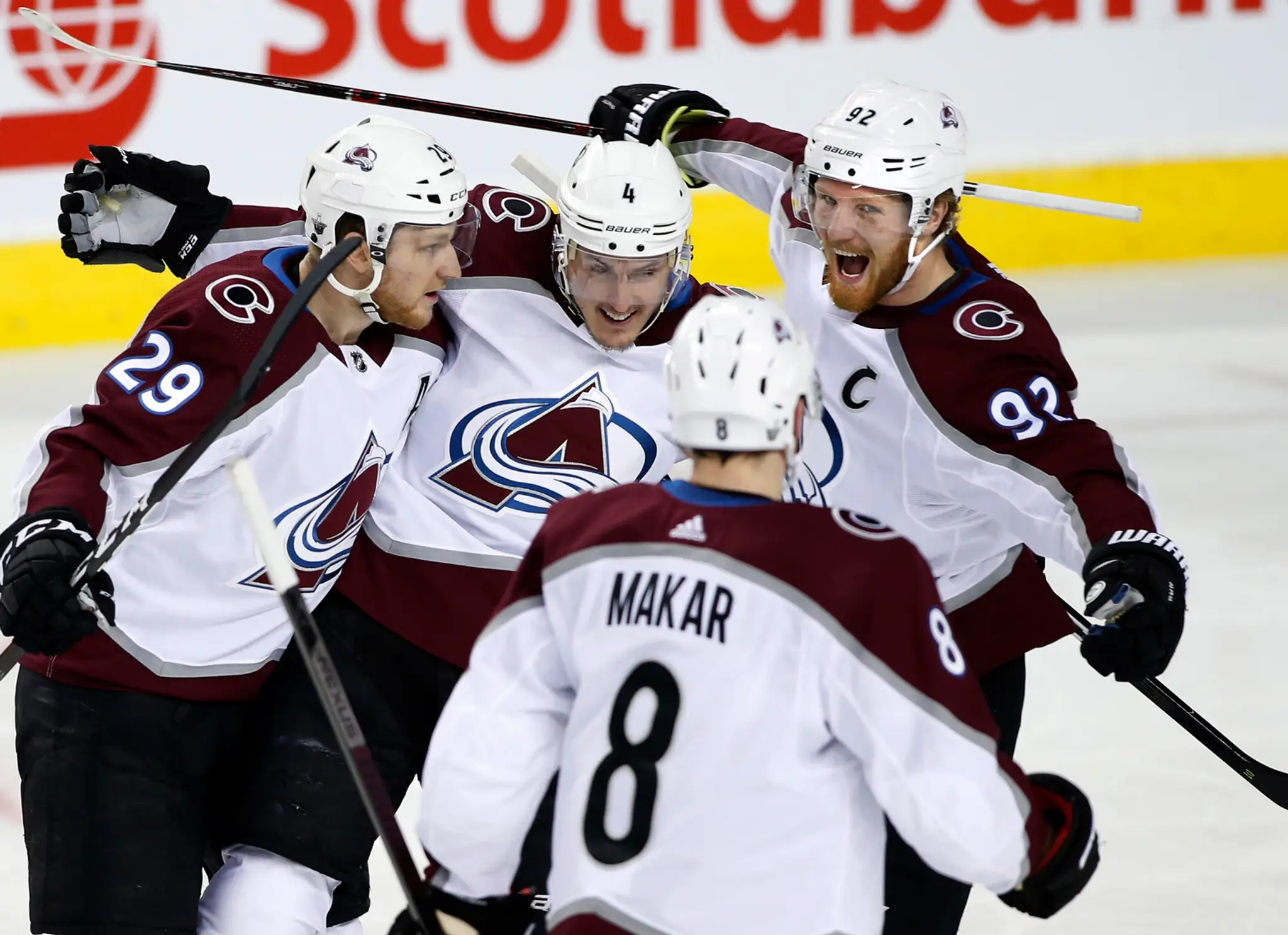Gabriel Landeskog (vpravo), Nathan MacKinnon (vľavo), Tyson Barrie (v strede) a Cale Makar z Colorada oslavujú gól v 1. kole pla