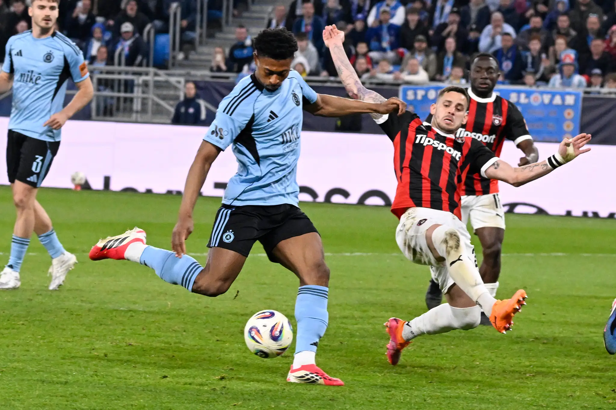Na snímke vľavo Rahim Ibrahim (Slovan).