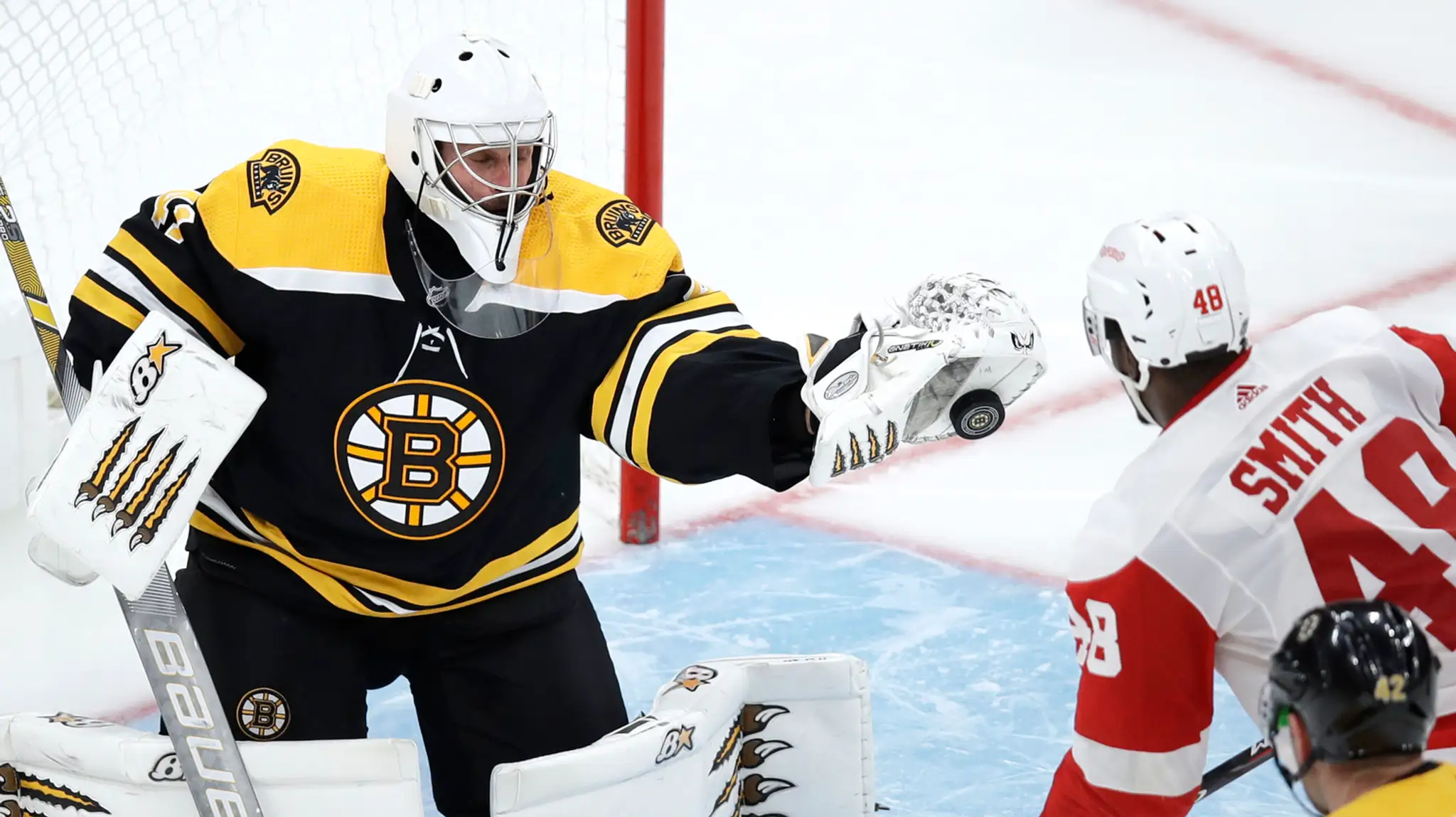 Jaroslav Halák (Boston) Chytá strelu Givani Smitha z Detroitu.