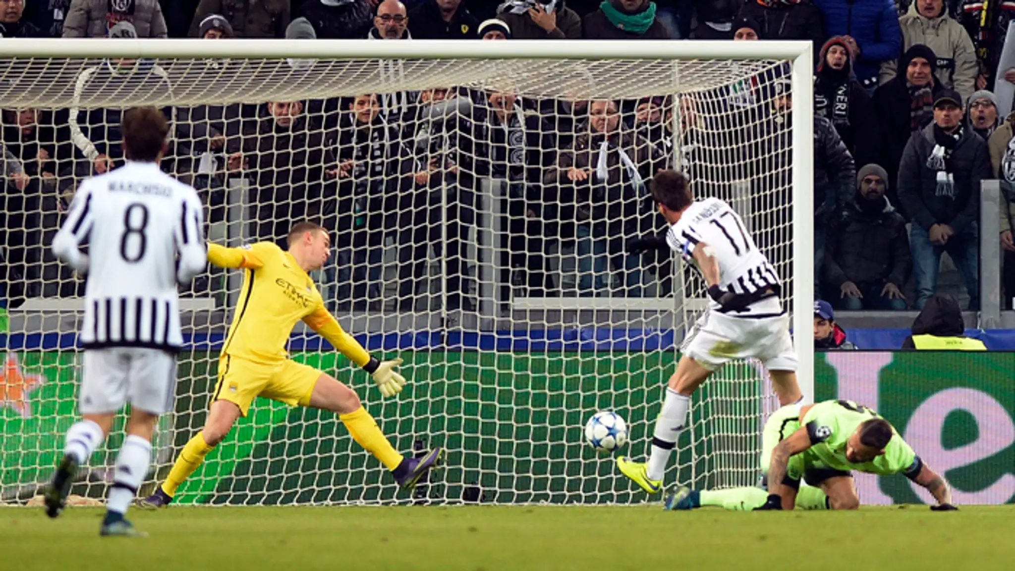 Hráč Juventusu Mario Mandžukič (vpravo) strieľa gól v zápase LM proti Manchester City