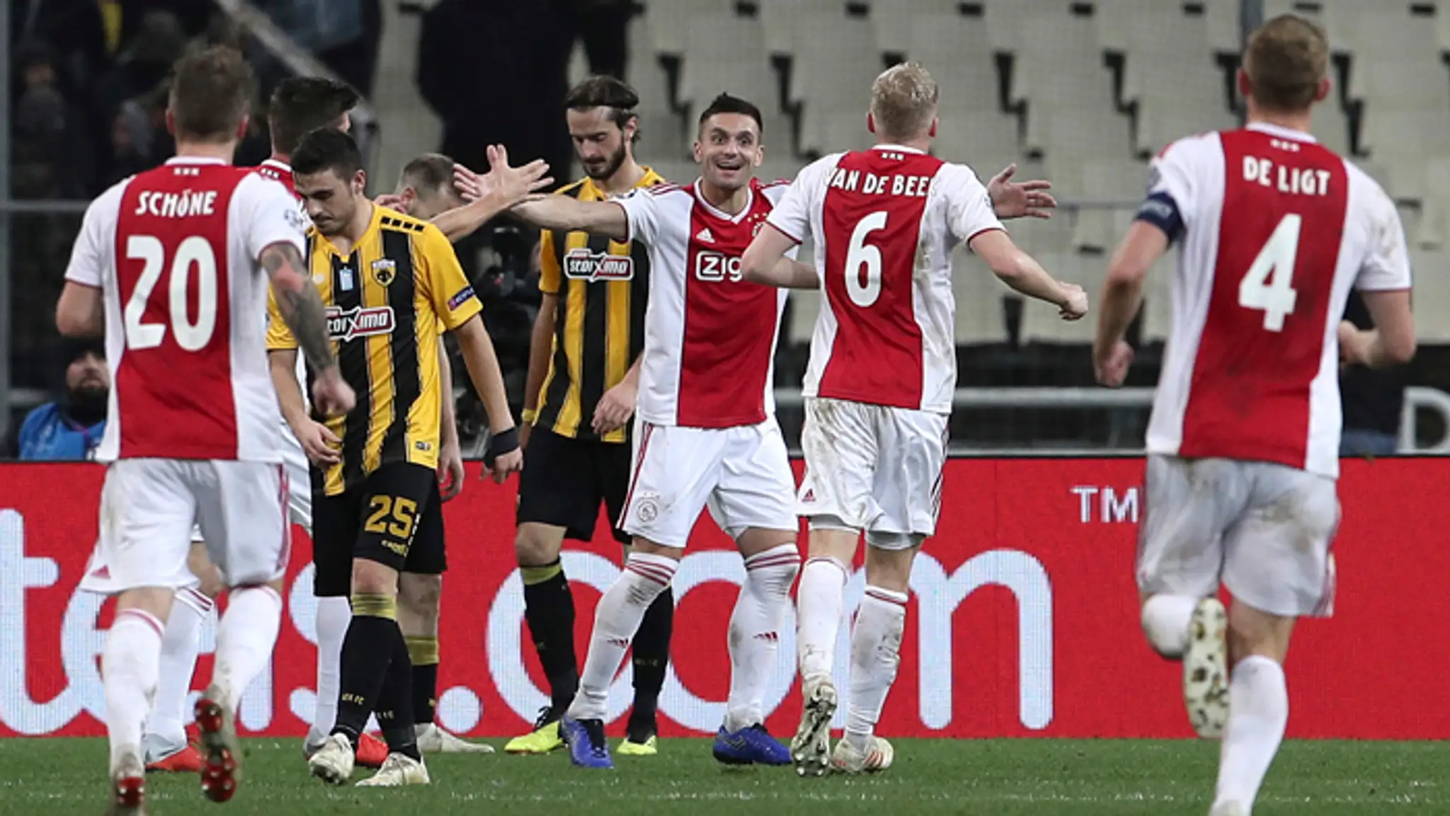 Hráč Ajaxu Dusan Tadič (uprostred) oslavuje so spoluhráčmi druhý gól do bránky AEK.