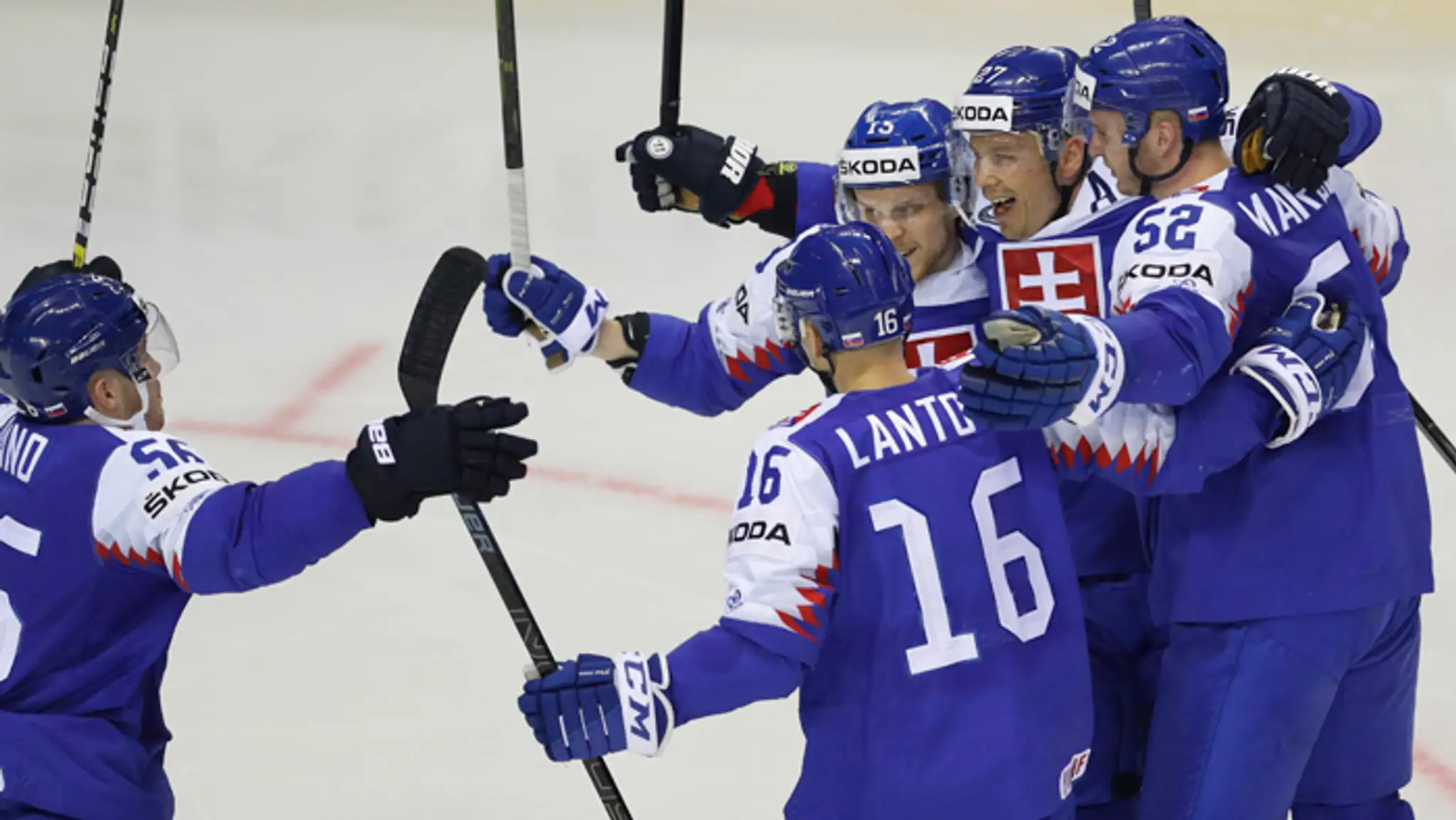Vľavo prekonaný Patrik Rybár a gólová radosť Kanaďanov v dueli na MS 2019.