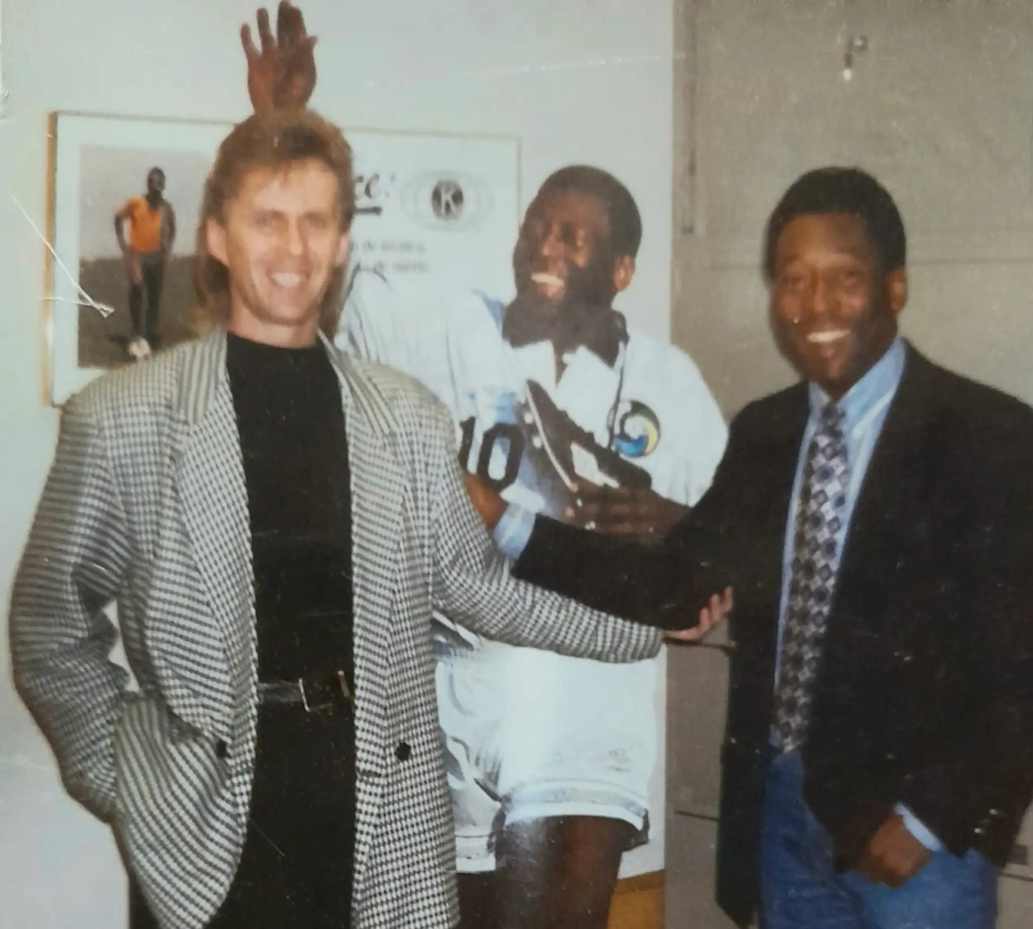 Výnimočná fotografia! Joe Borbély a jeho dlhoročný kamarát Pelé s unikátnou maketou kráľa futbalu v jeho sídle v New Yorku