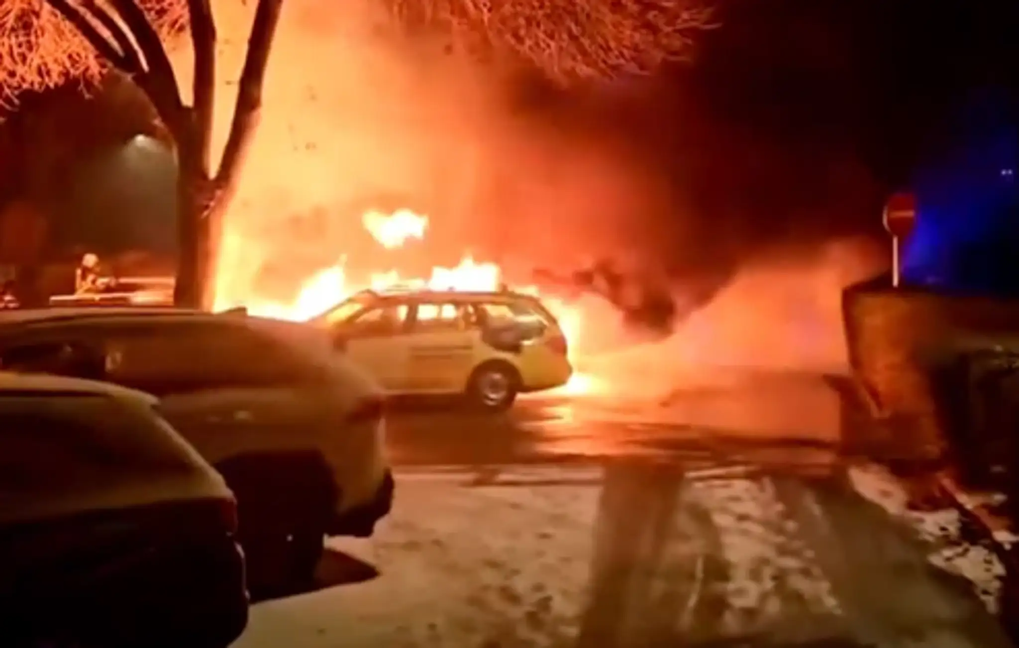 Na snímke horiace auto v bratislavskom Ružinove.